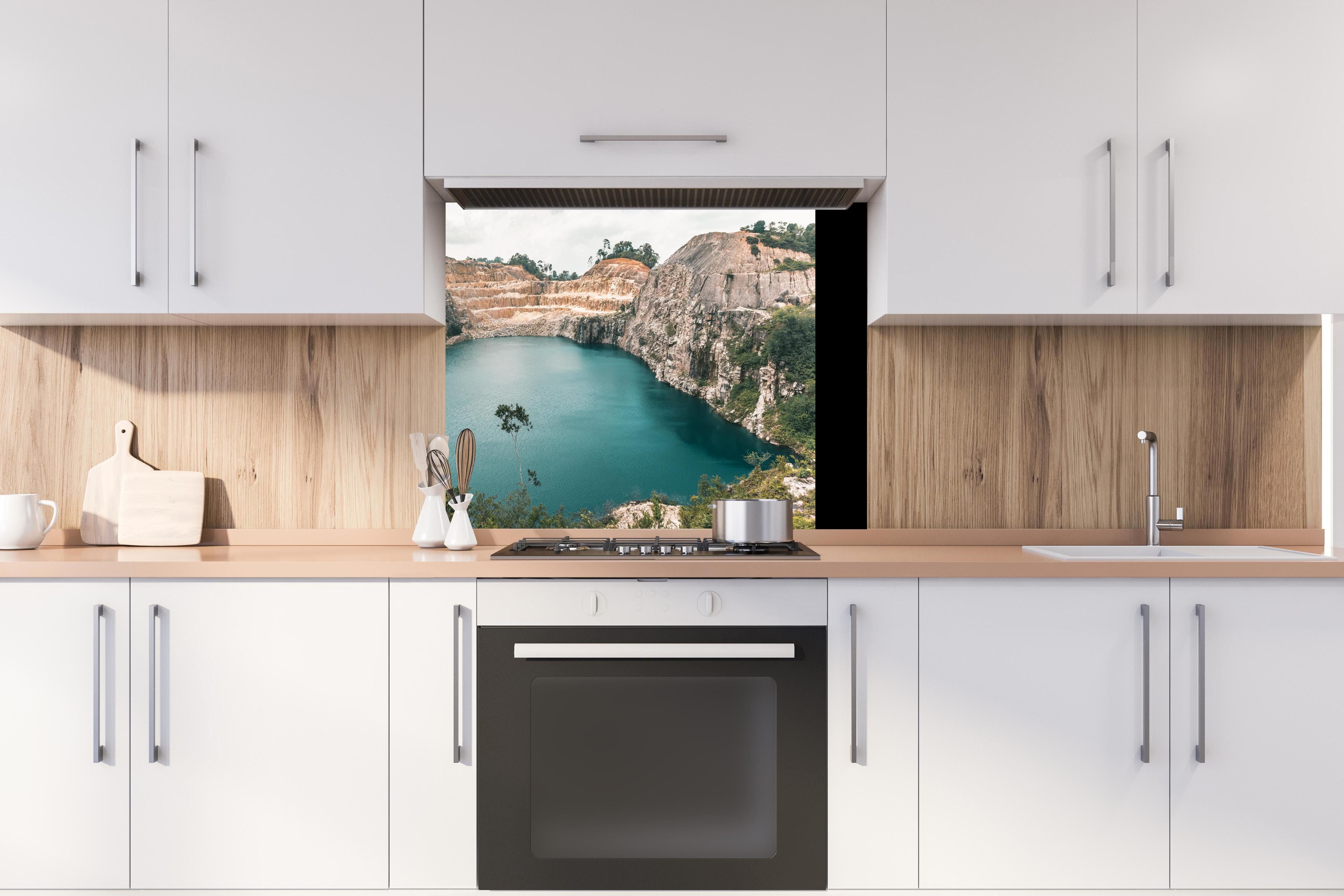 Spritzschutz - Lagune in Johor Bahru hinter stilvollem Gasherd unter Dunstabzugshaube