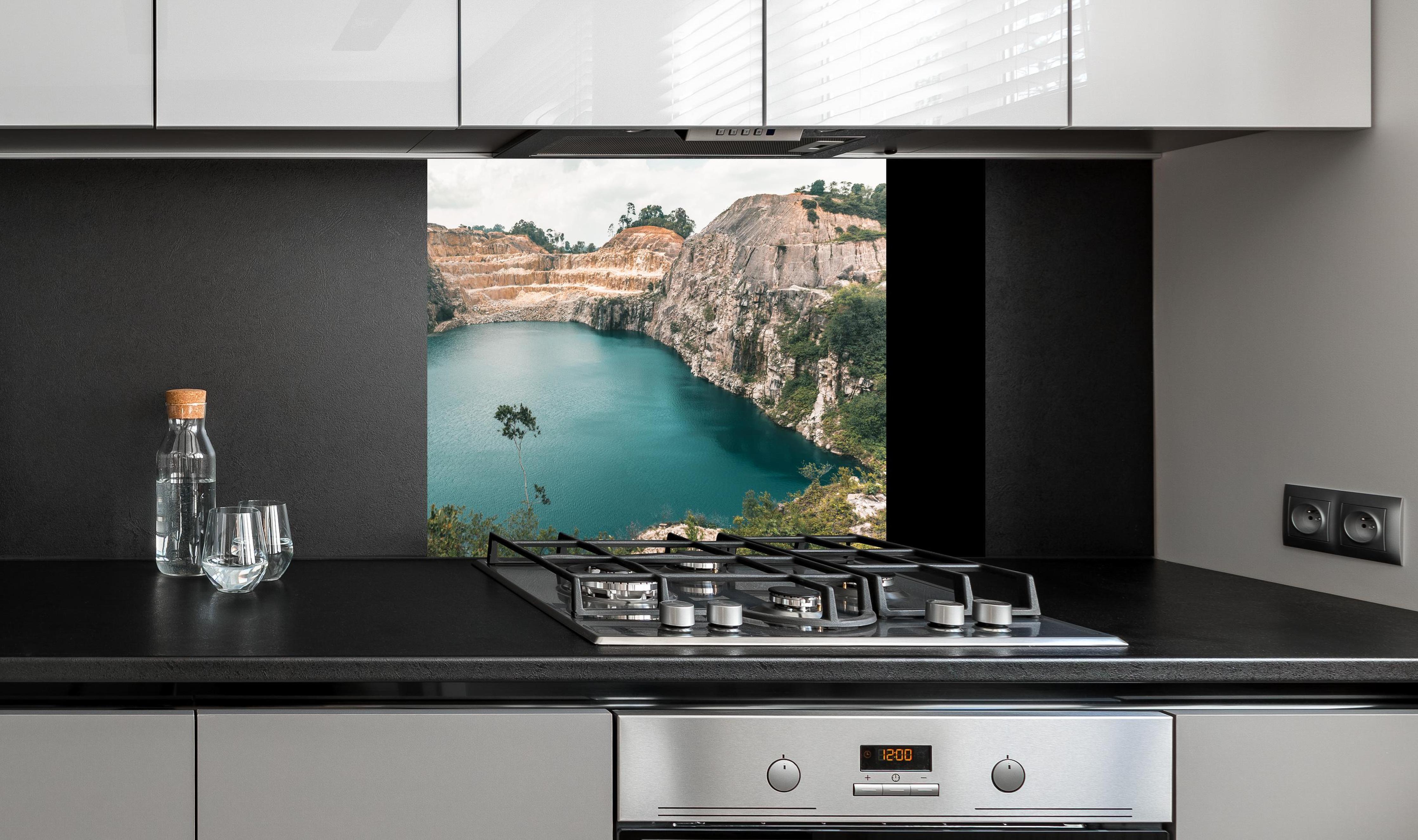 Spritzschutz - Lagune in Johor Bahru an edler Anthrazit-Wand hinter silbernem Gasherd