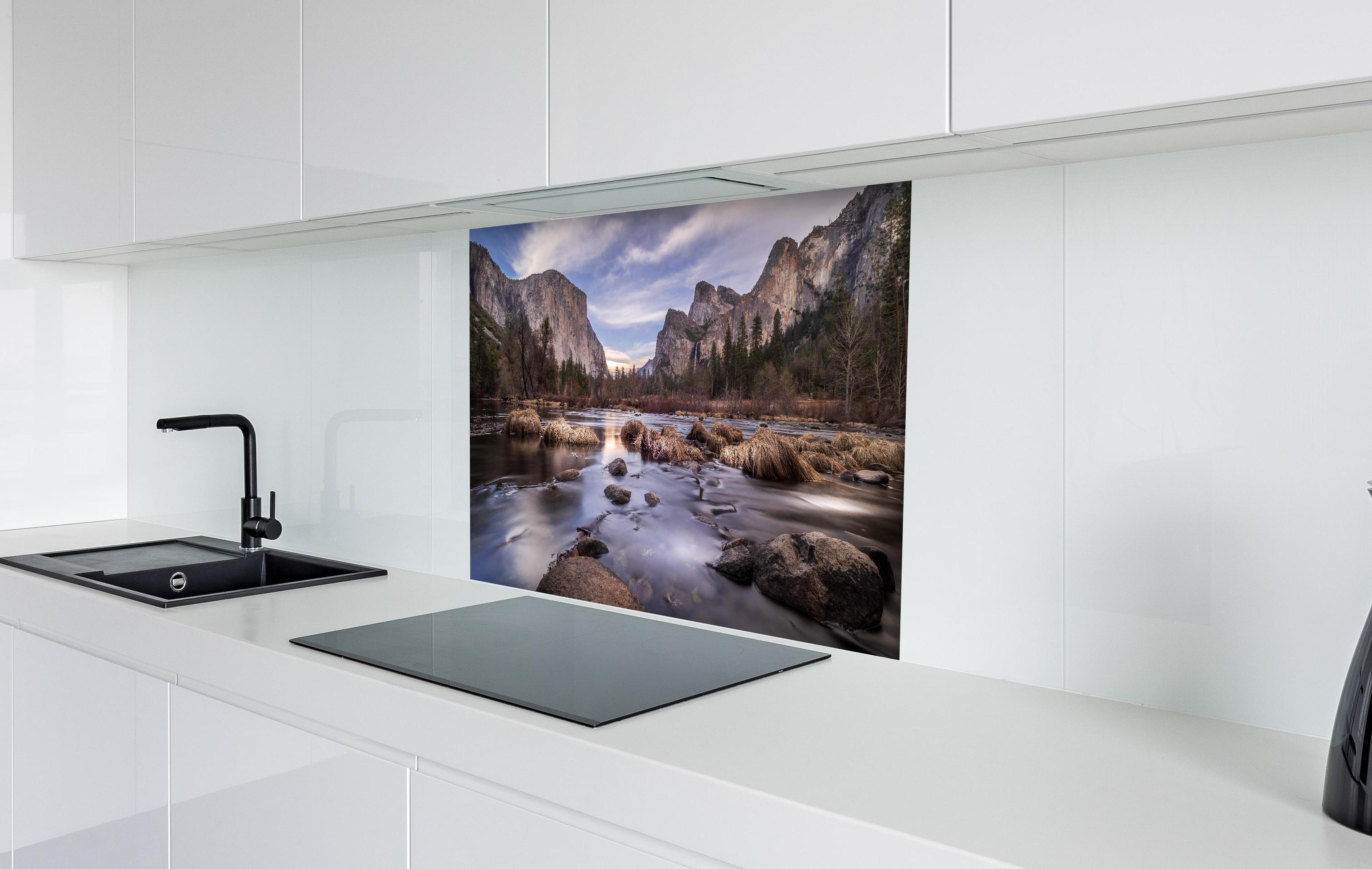 Spritzschutz - Landschaft des Yosemite Valley Kalifornien in weißer Hochglanz-Küche hinter einem Cerankochfeld