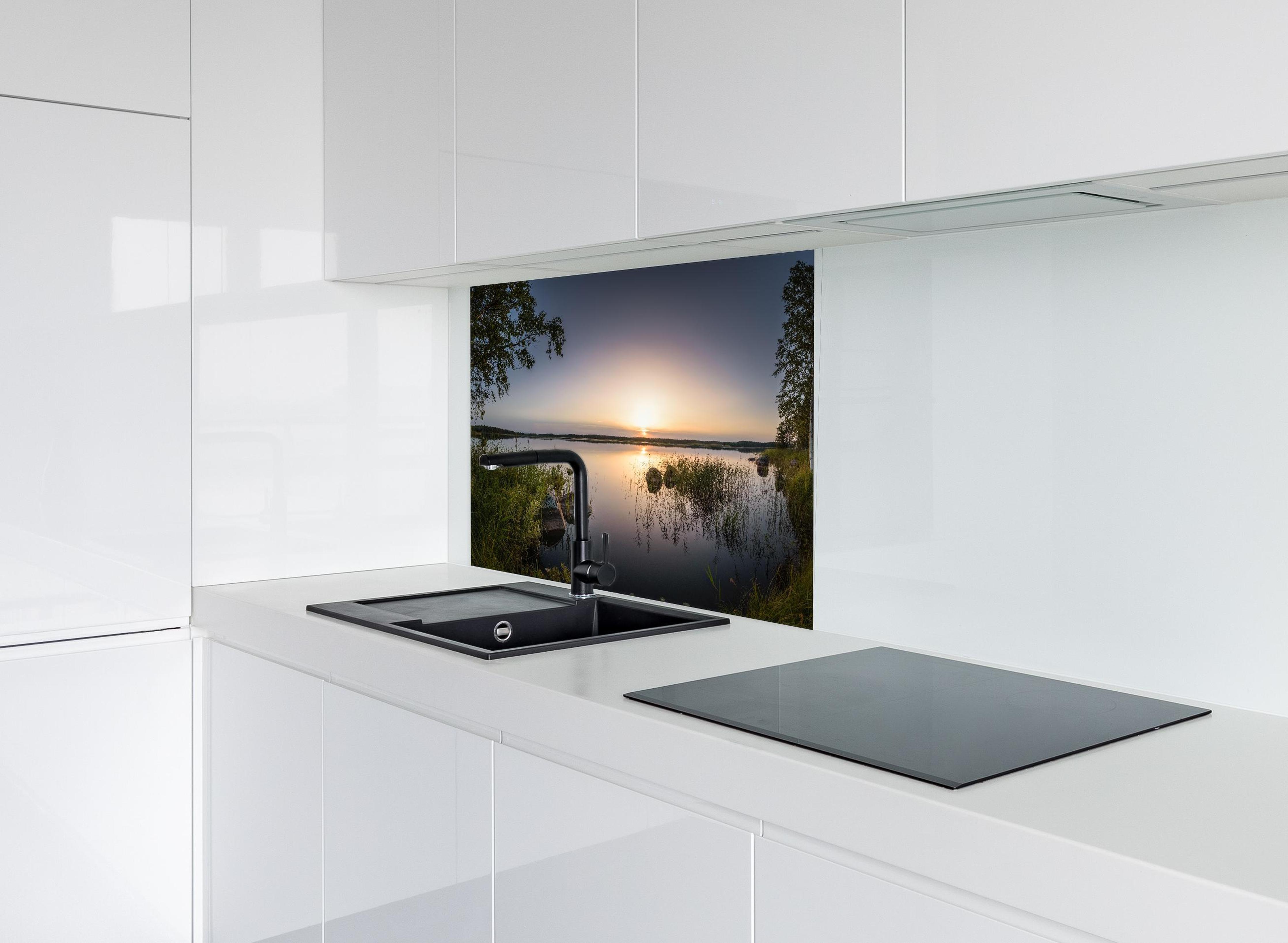 Spritzschutz - Landschaft in der Dämmerung - Sonnenuntergang hinter modernem schwarz-matten Spülbecken in weißer Hochglanz-Küche