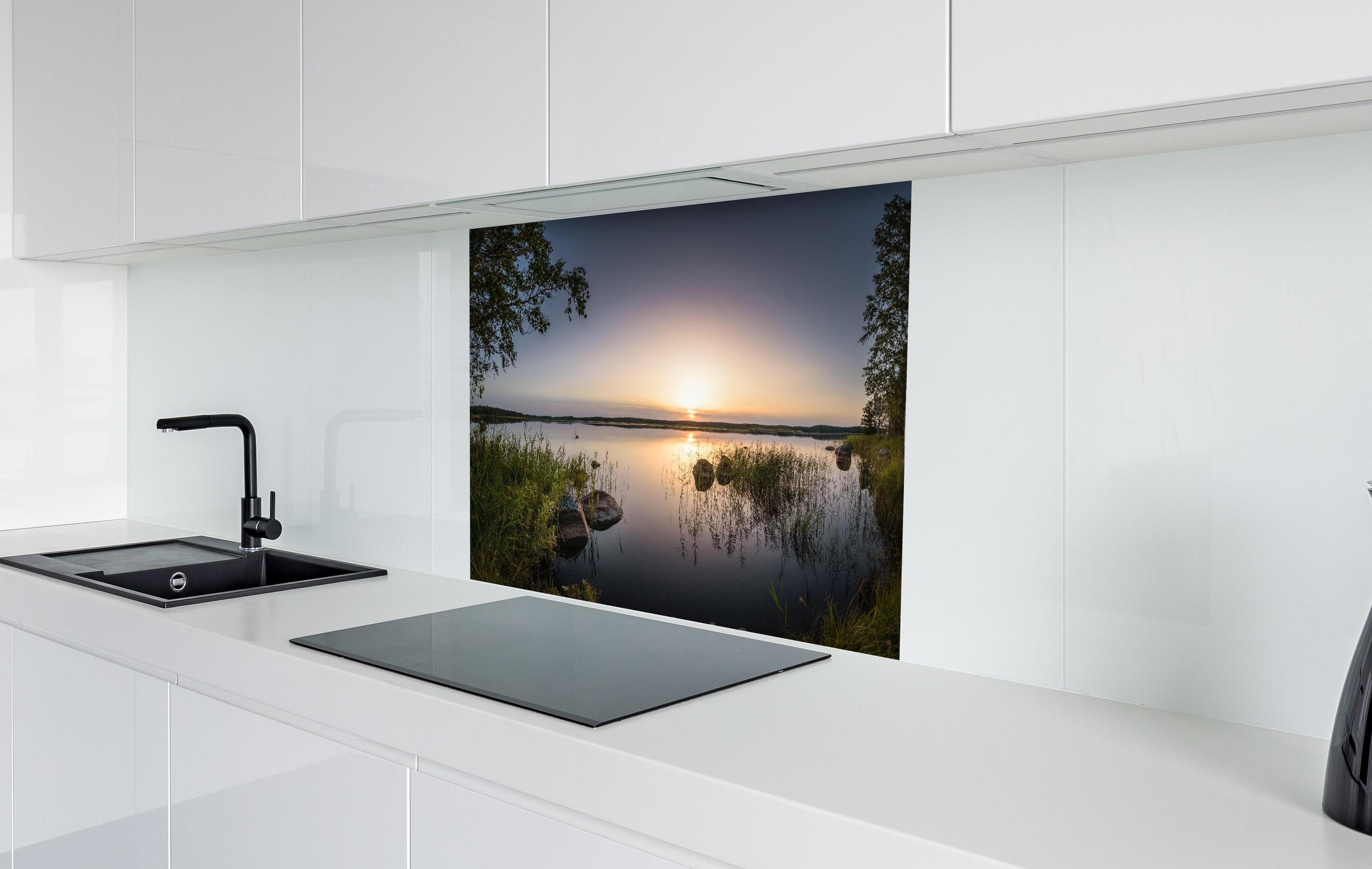 Spritzschutz - Landschaft in der Dämmerung - Sonnenuntergang in weißer Hochglanz-Küche hinter einem Cerankochfeld