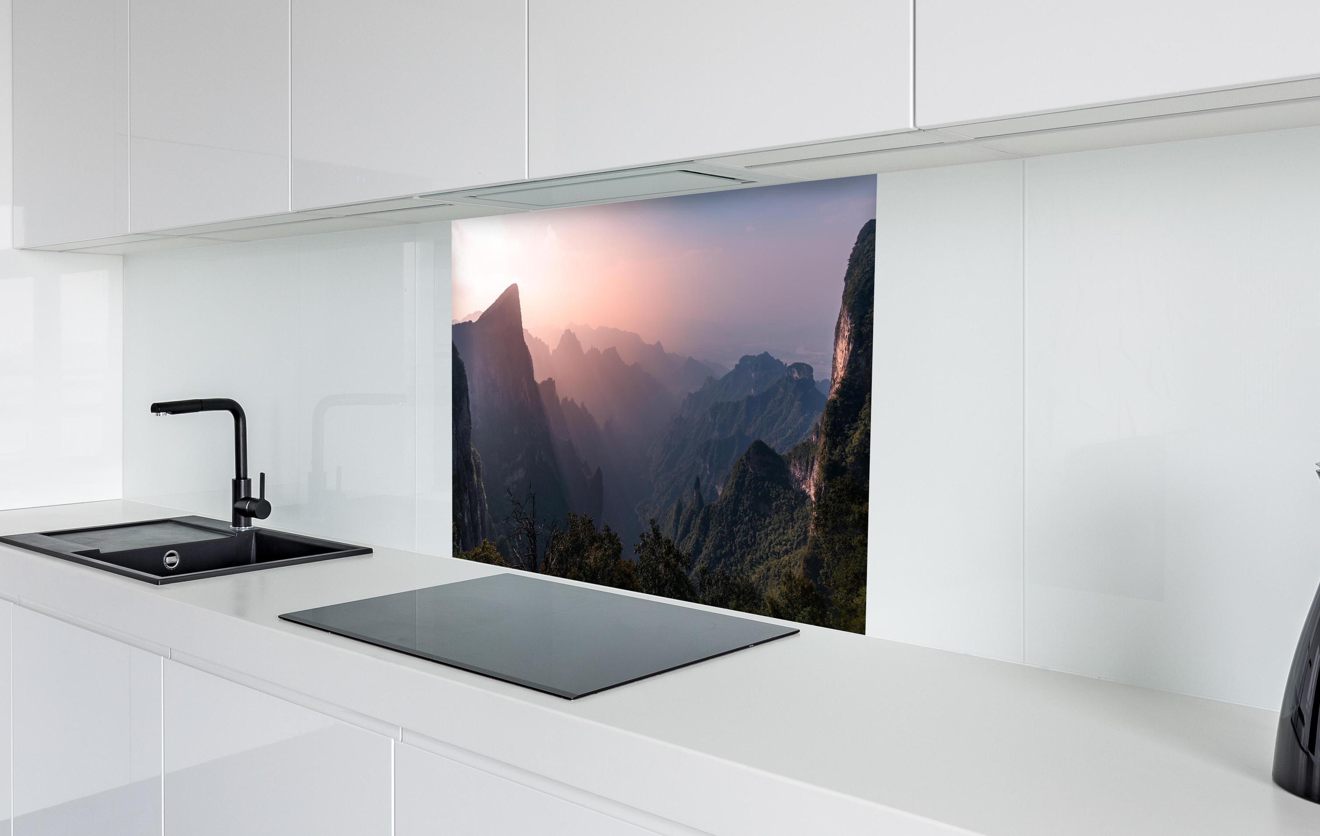 Spritzschutz - Landschaftsblick - Berg Tianmen in weißer Hochglanz-Küche hinter einem Cerankochfeld