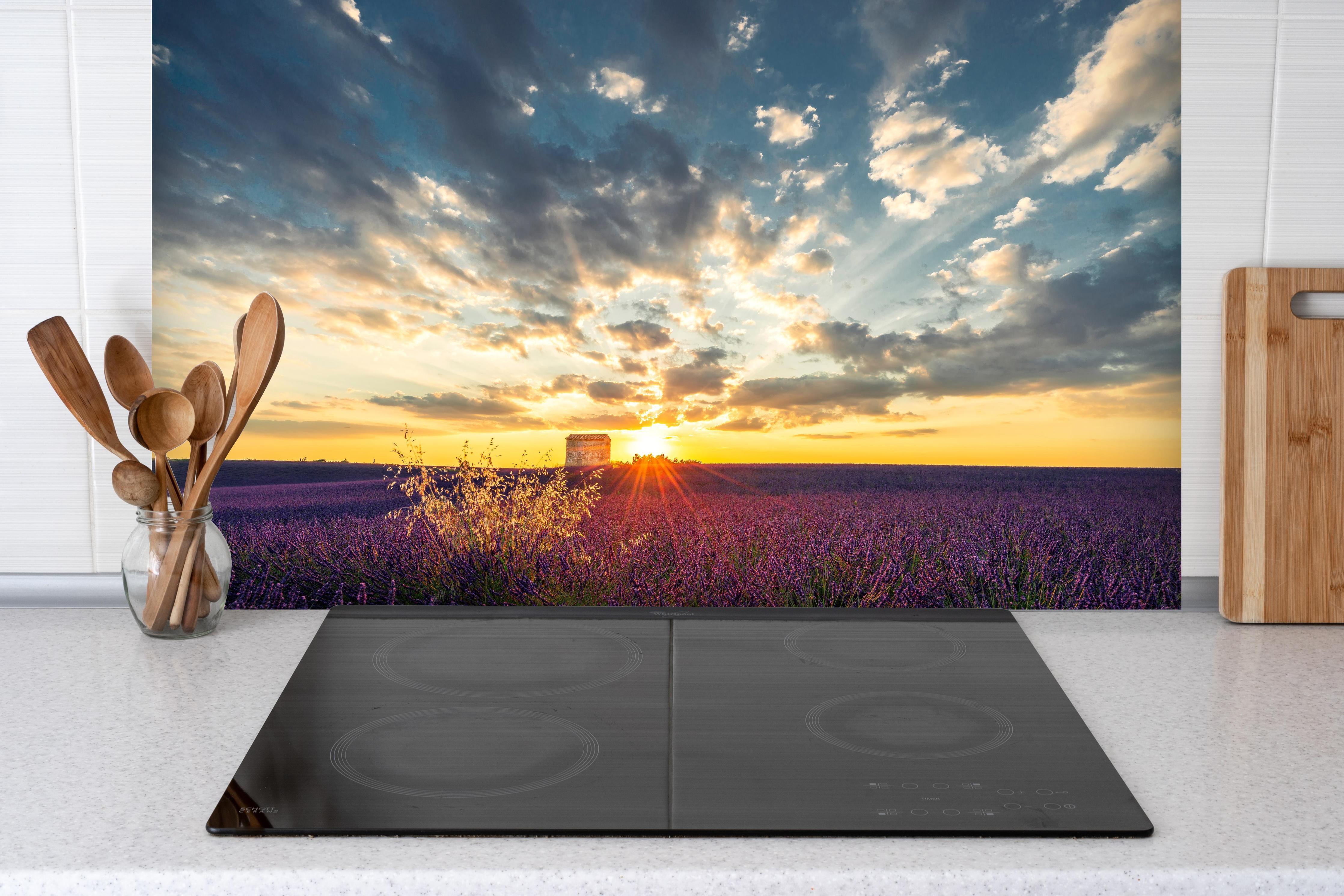 Spritzschutz - Lavendel Feld im Sommer in der Provence hinter einem Cerankochfeld zwischen Holz-Kochutensilien