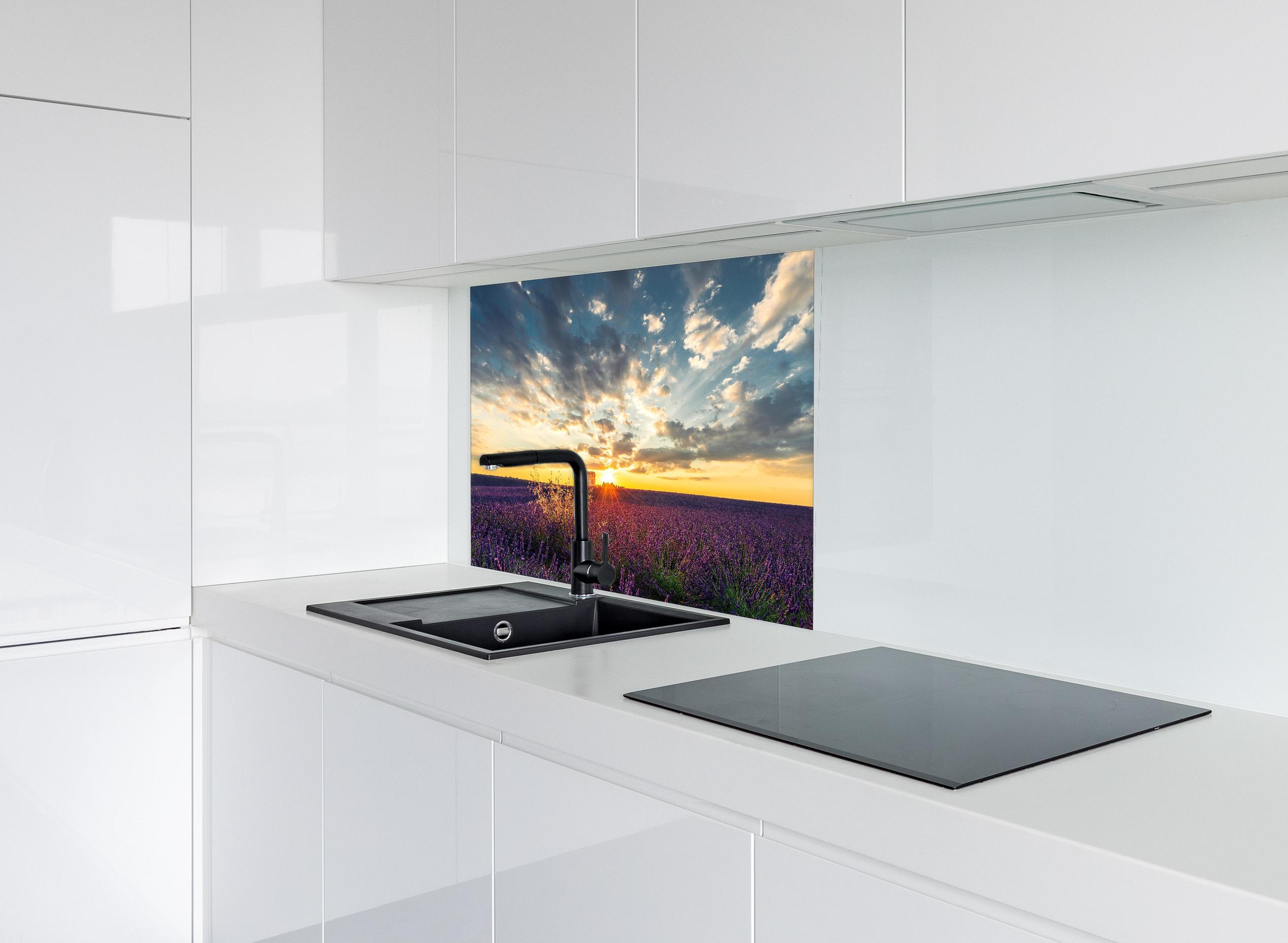 Spritzschutz - Lavendel Feld im Sommer in der Provence hinter modernem schwarz-matten Spülbecken in weißer Hochglanz-Küche