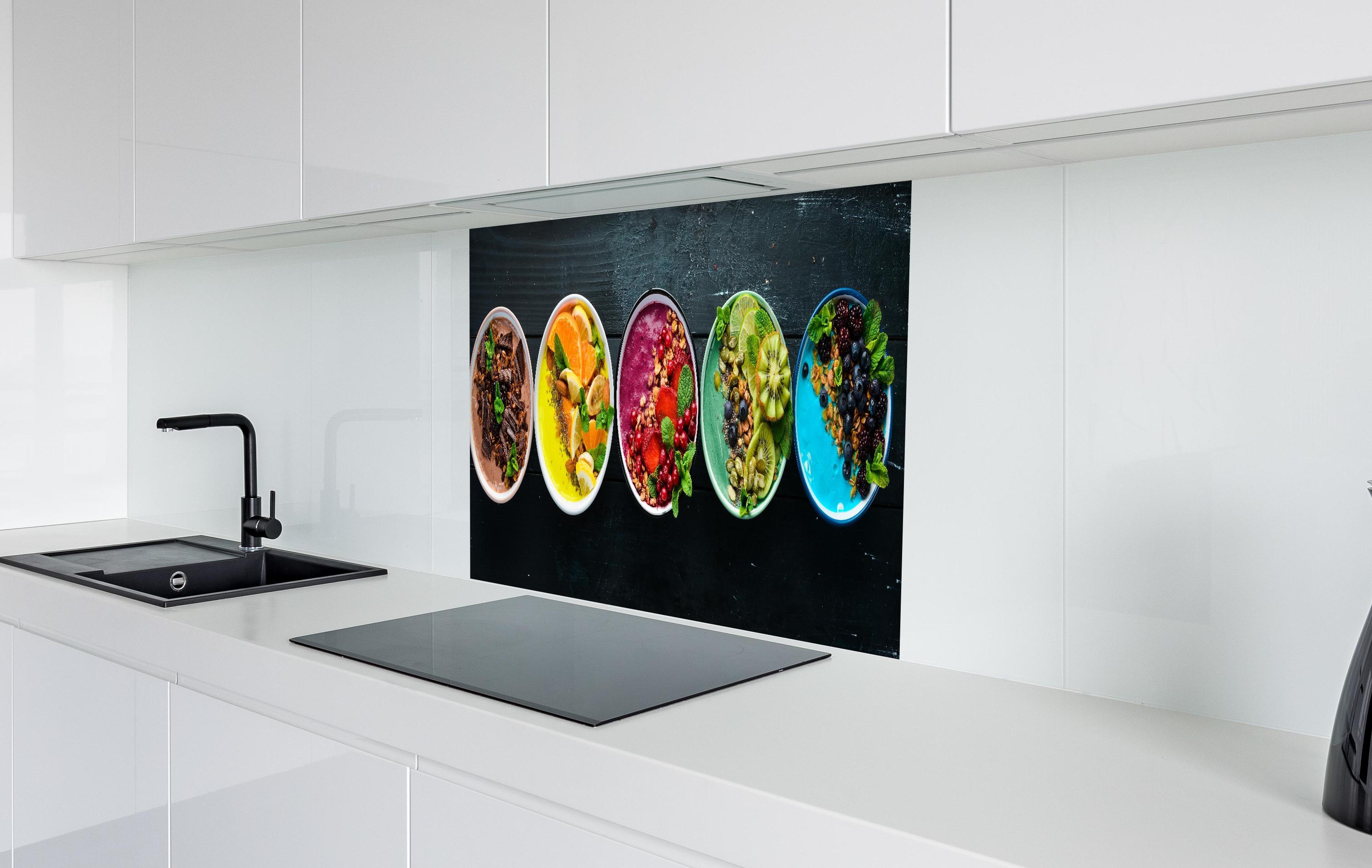 Spritzschutz - Leckere Frucht-Joghurt-Bowls in weißer Hochglanz-Küche hinter einem Cerankochfeld