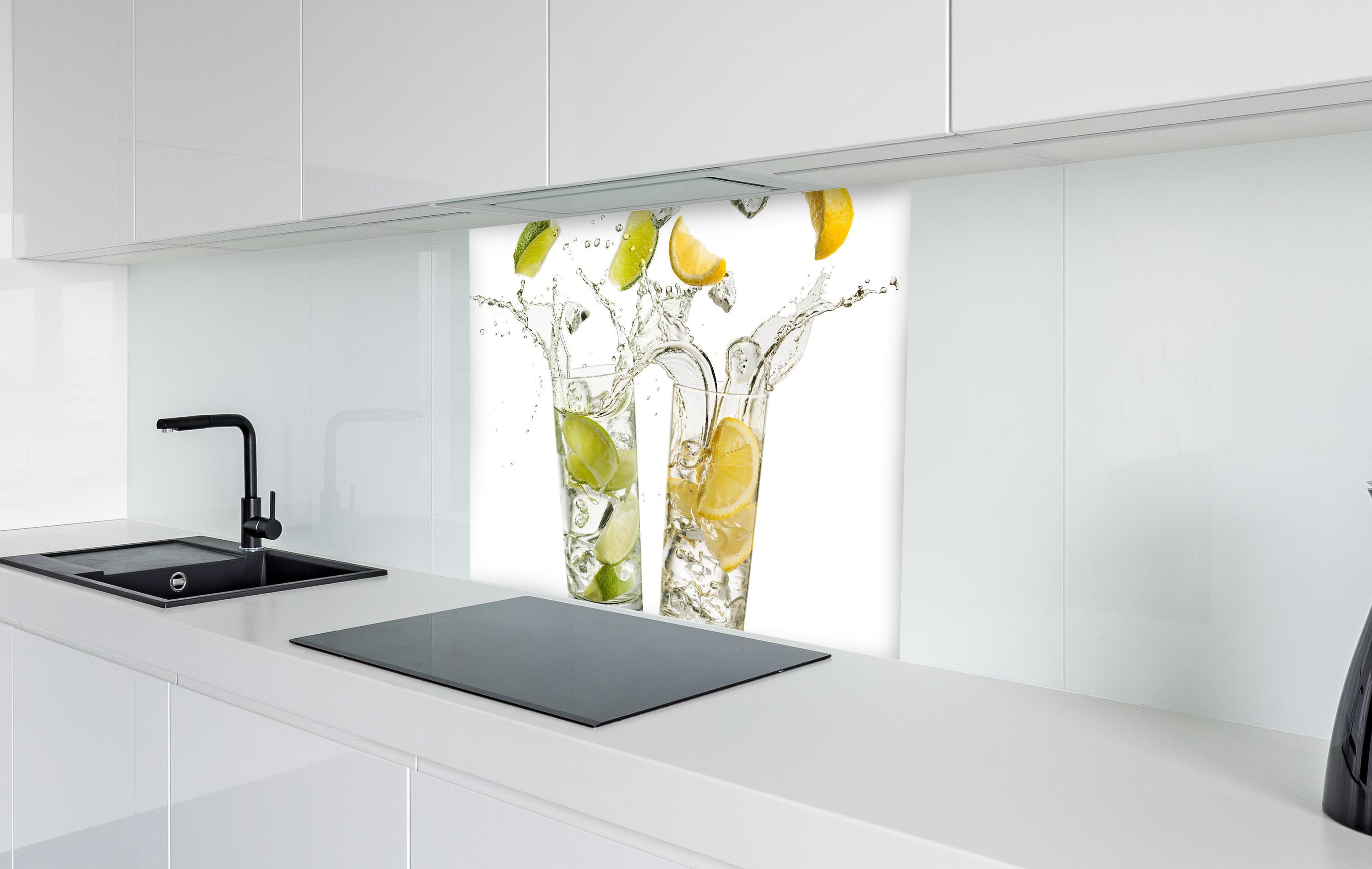 Spritzschutz - Limetten-Zitronen Getränk in weißer Hochglanz-Küche hinter einem Cerankochfeld