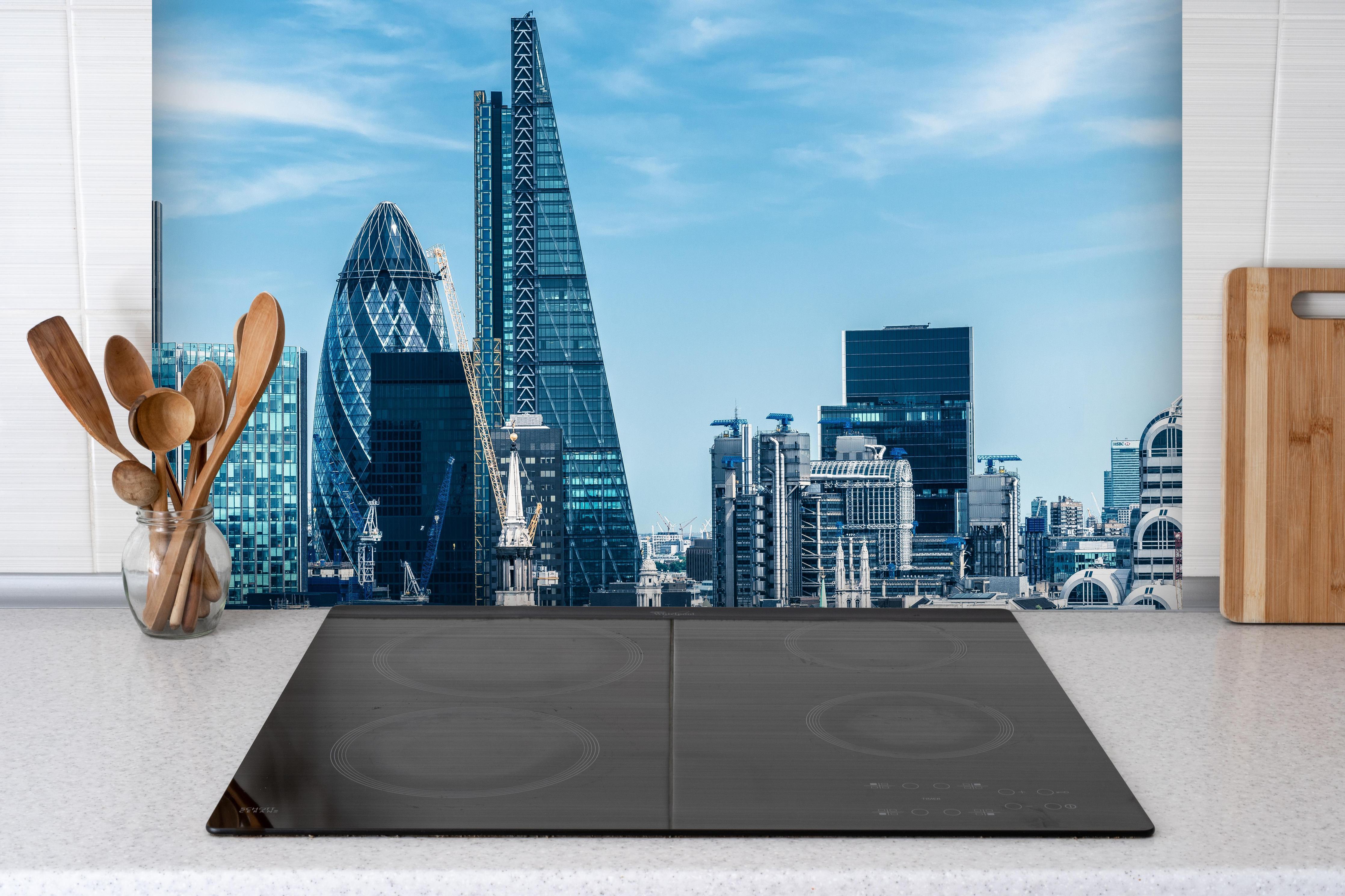 Spritzschutz - London City Skyline hinter einem Cerankochfeld zwischen Holz-Kochutensilien