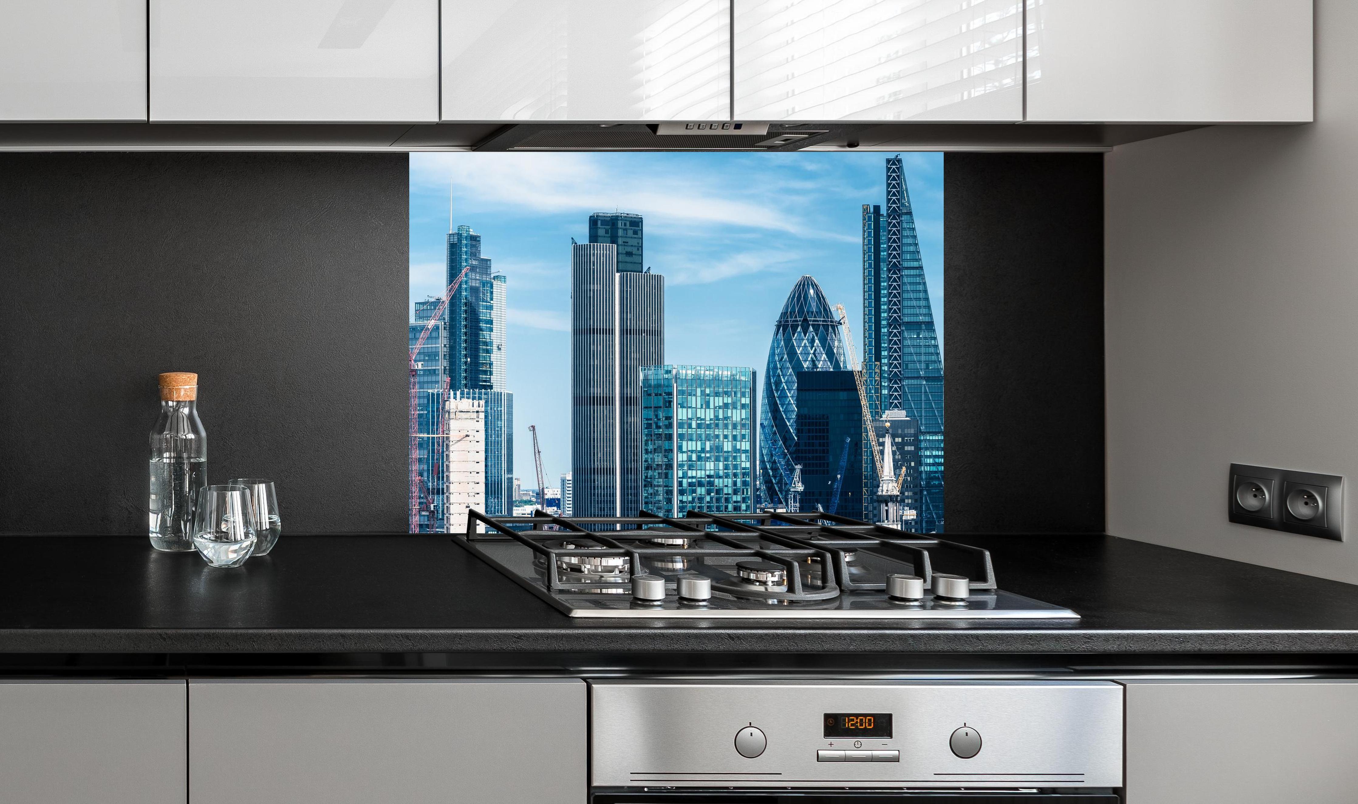 Spritzschutz - London City Skyline an edler Anthrazit-Wand hinter silbernem Gasherd