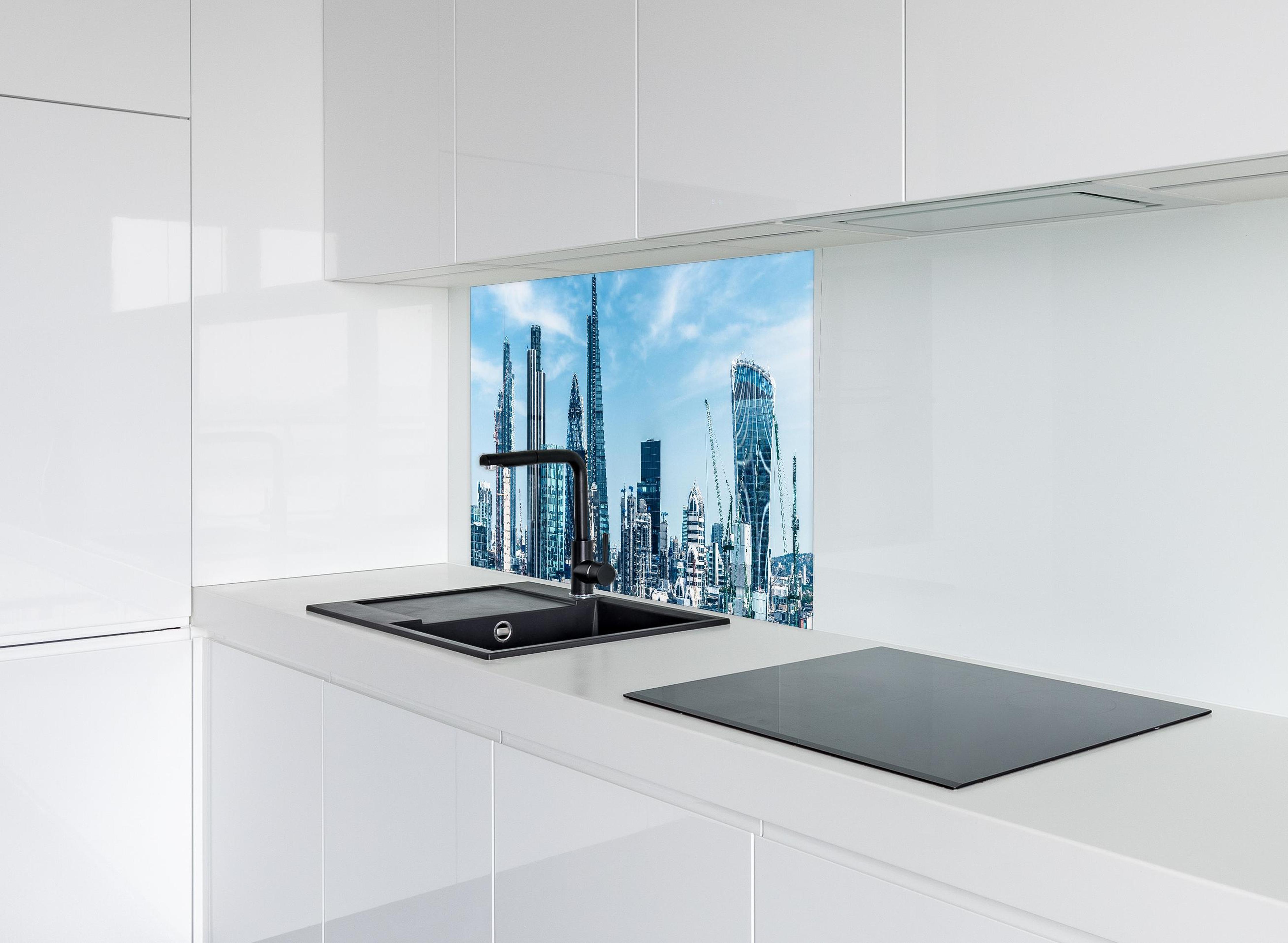 Spritzschutz - London City Skyline hinter modernem schwarz-matten Spülbecken in weißer Hochglanz-Küche