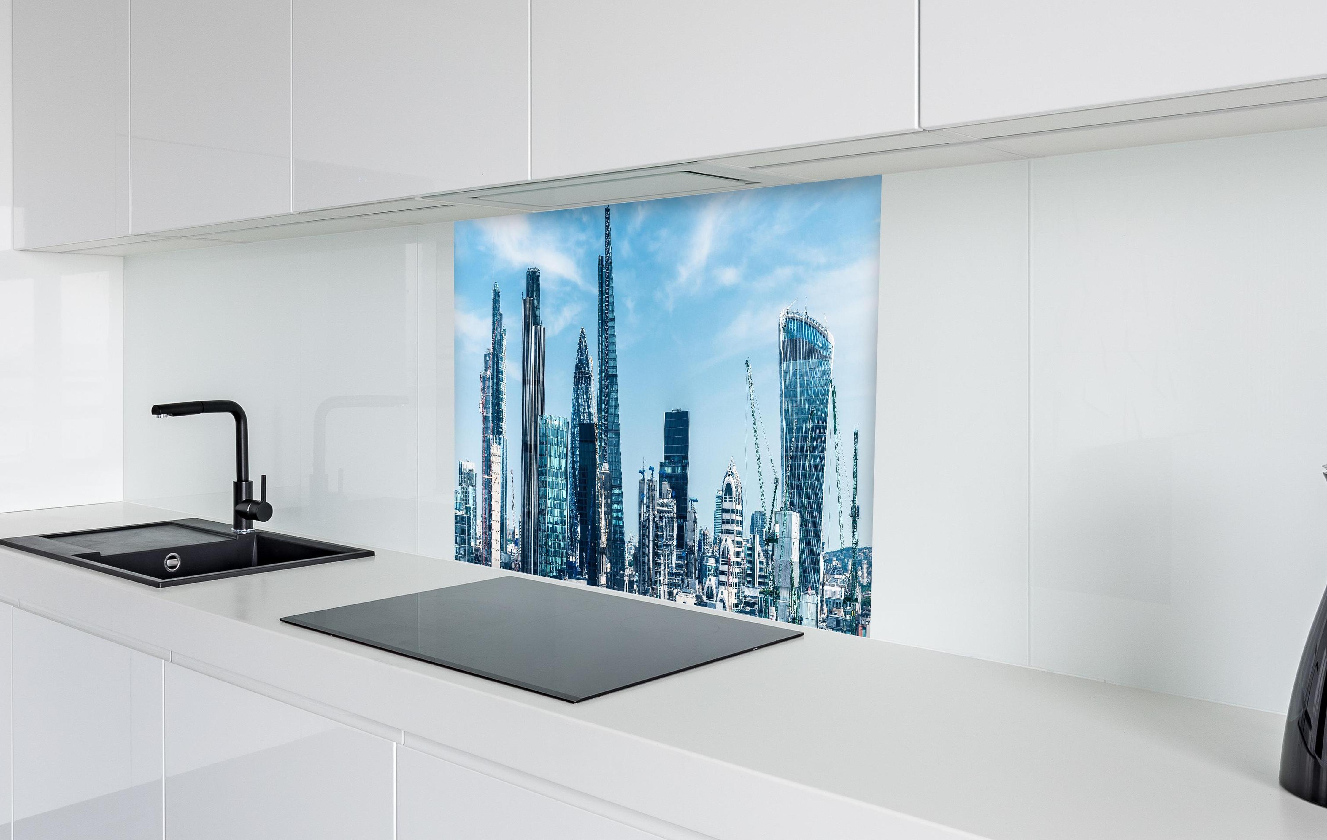 Spritzschutz - London City Skyline in weißer Hochglanz-Küche hinter einem Cerankochfeld