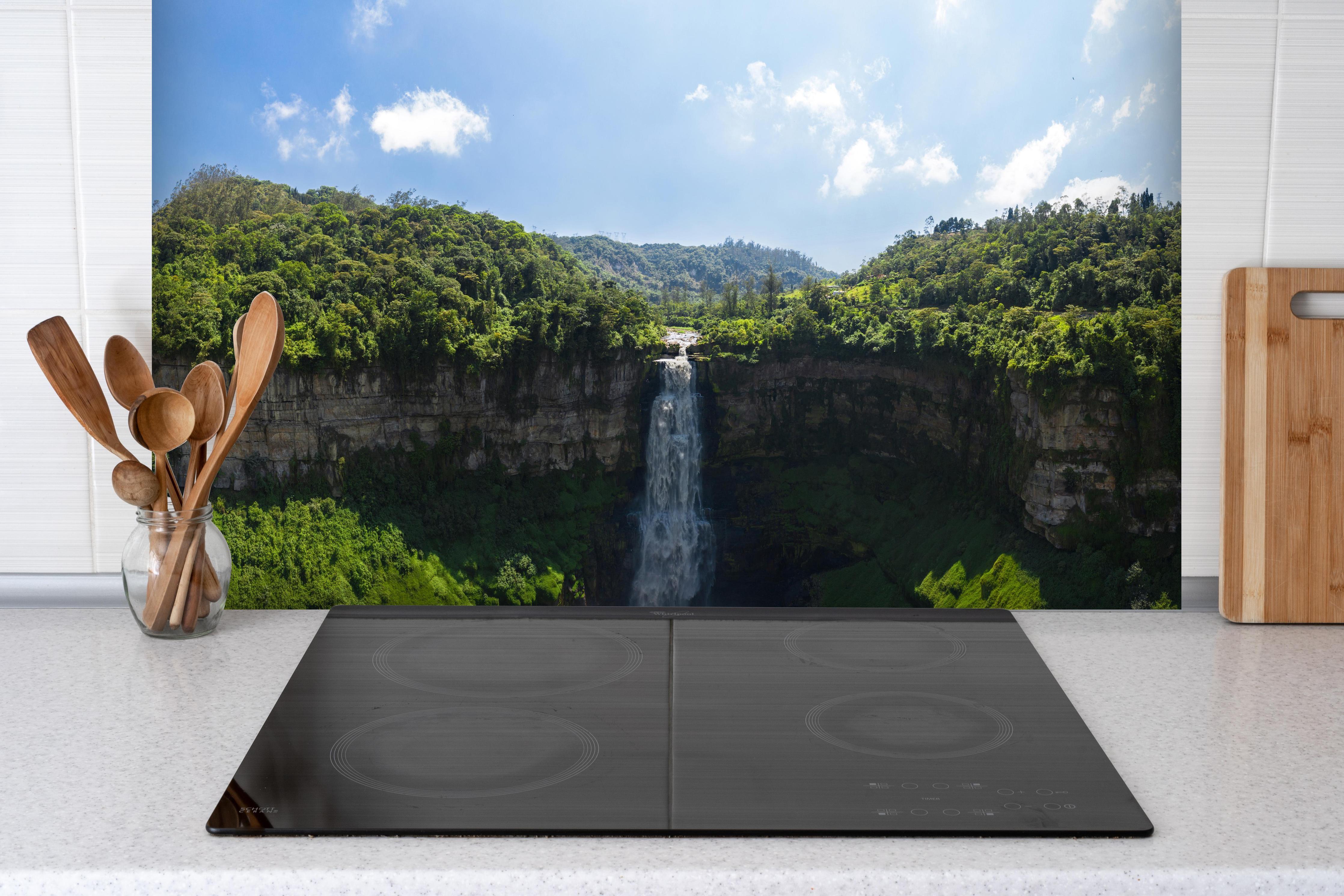 Spritzschutz - Luftaufnahme von El Salto de Tequendama hinter einem Cerankochfeld zwischen Holz-Kochutensilien