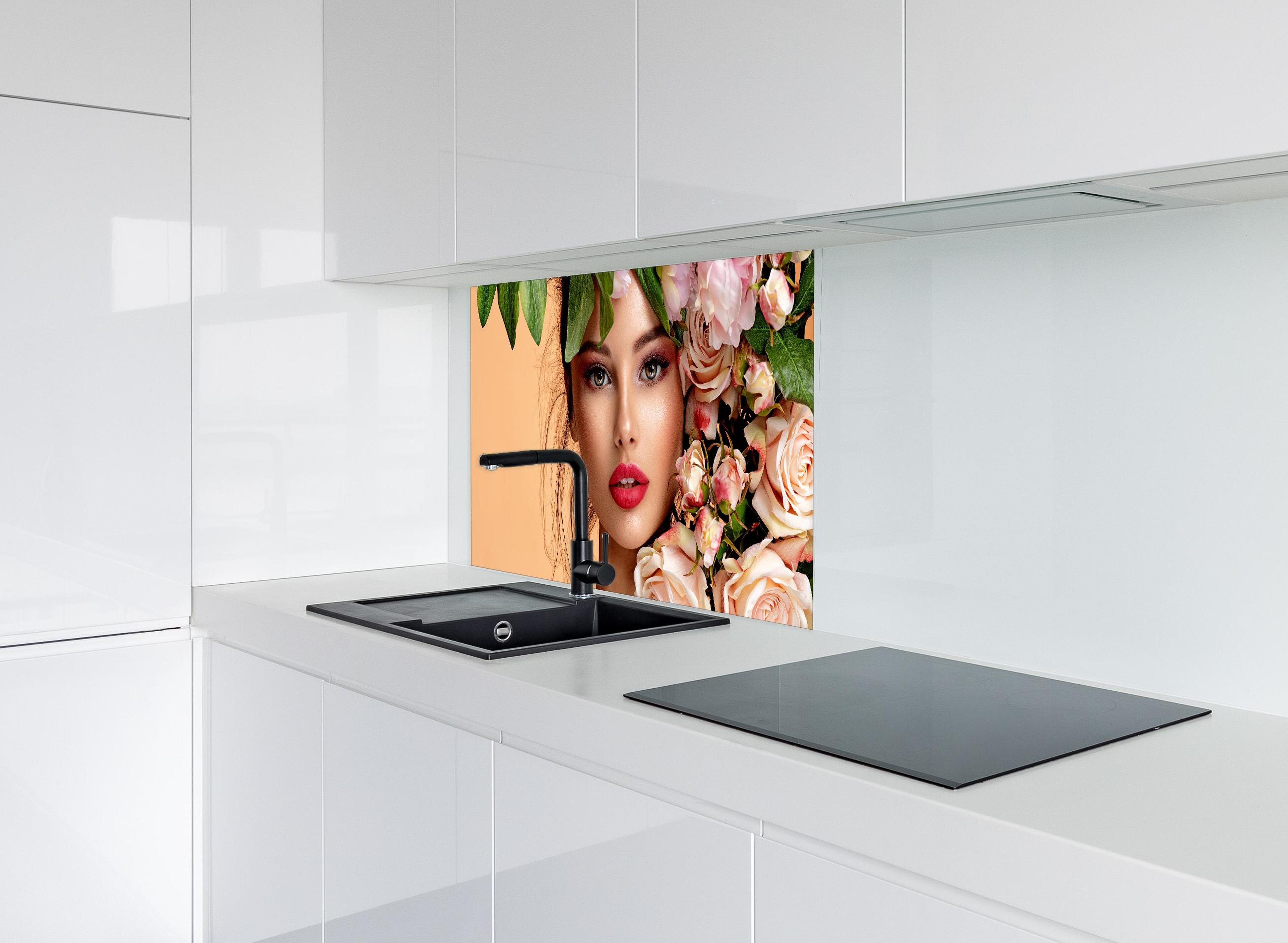 Spritzschutz - Mädchen mit Rosen auf dem Kopf hinter modernem schwarz-matten Spülbecken in weißer Hochglanz-Küche