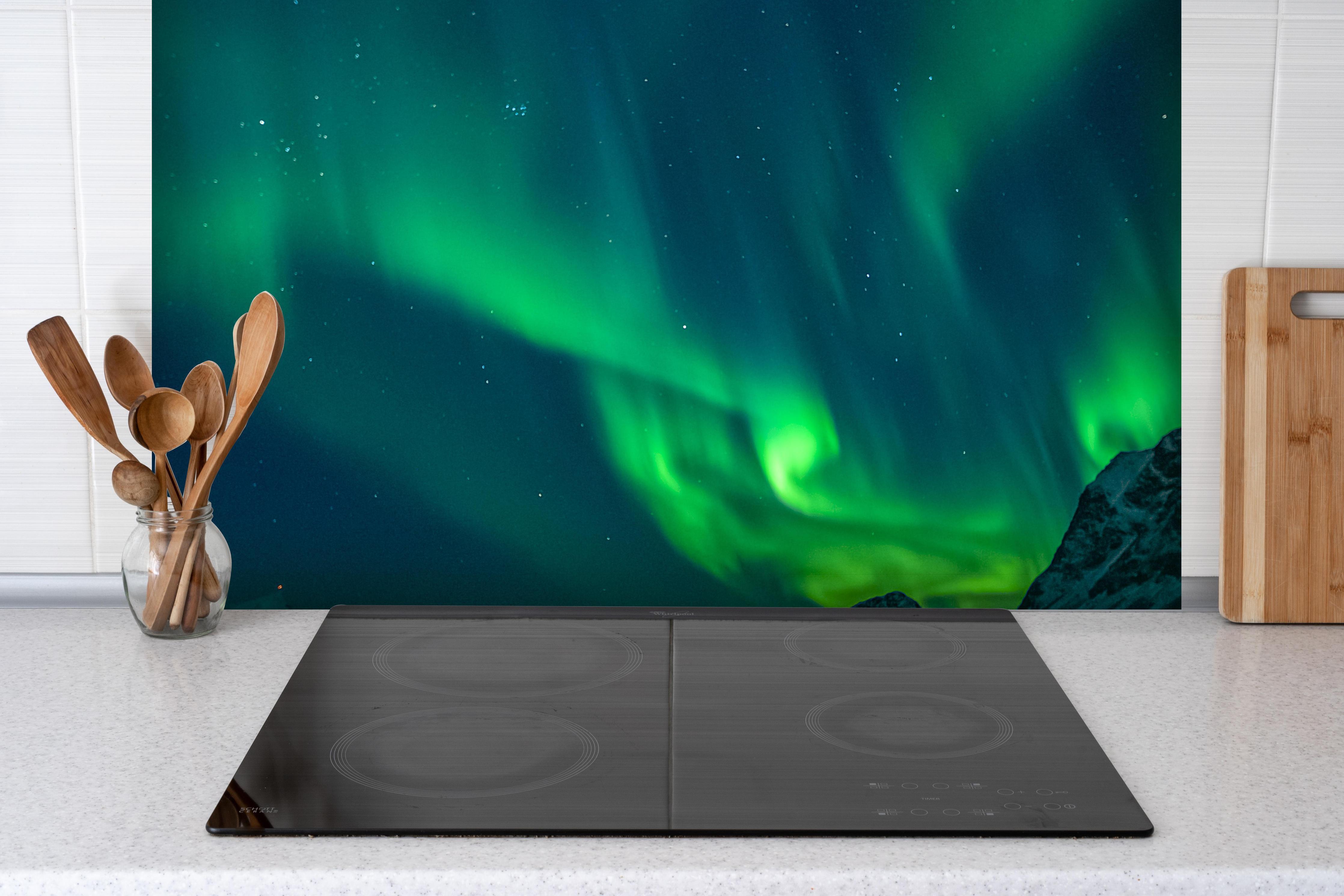 Spritzschutz - Magische Nordlichter am Strand hinter einem Cerankochfeld zwischen Holz-Kochutensilien