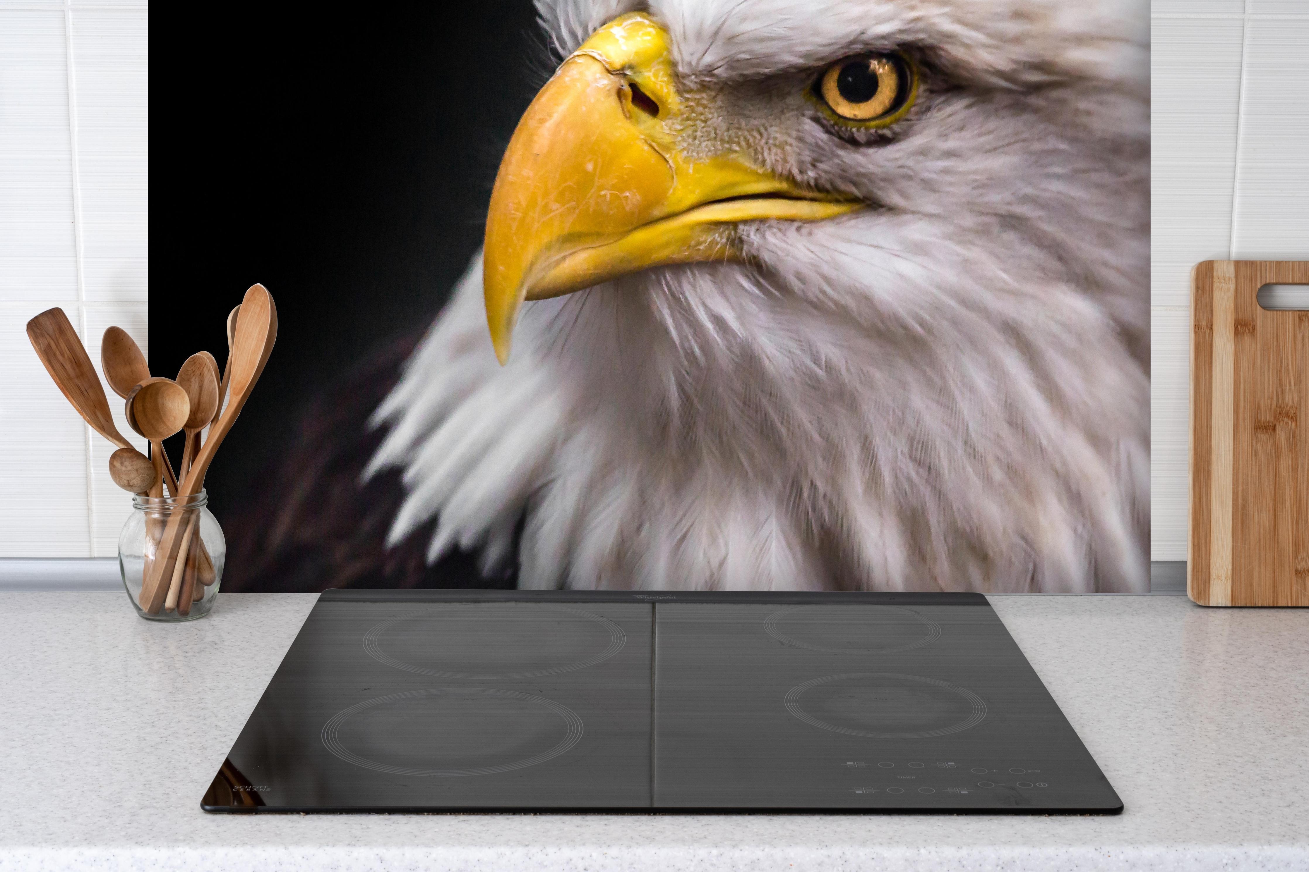 Spritzschutz - Majestätischer Adler hinter einem Cerankochfeld zwischen Holz-Kochutensilien