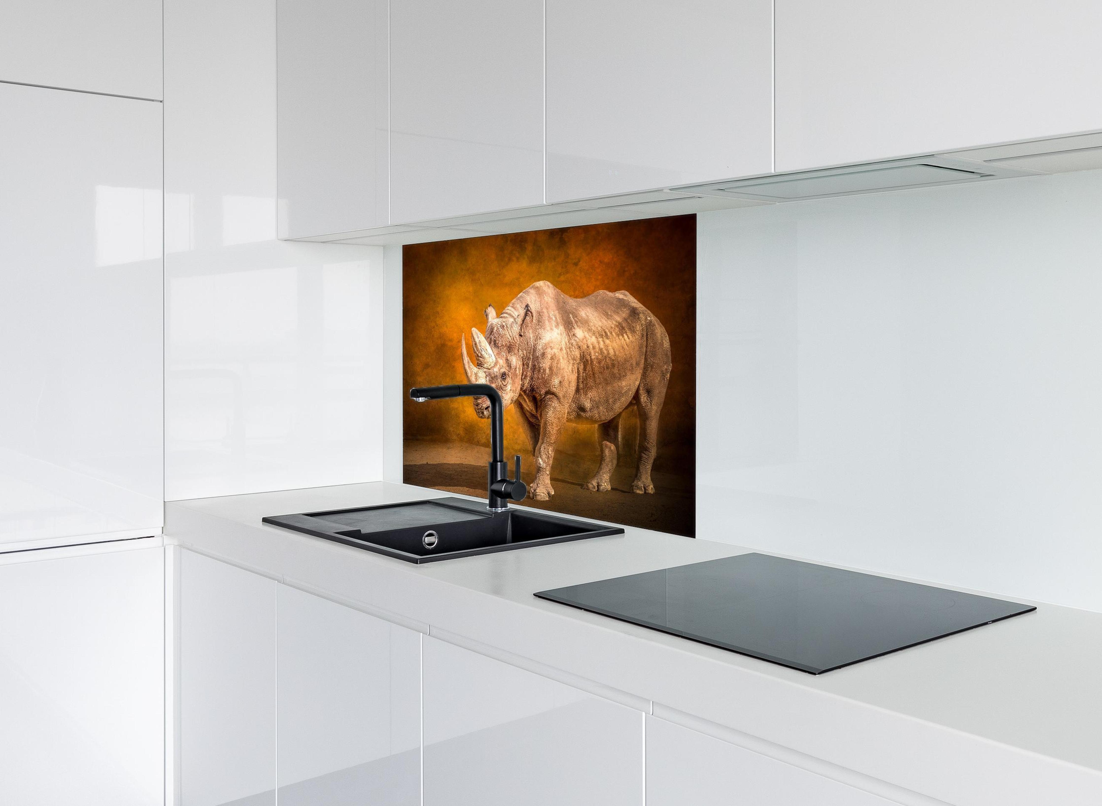 Spritzschutz - Majestätisches Nashorn hinter modernem schwarz-matten Spülbecken in weißer Hochglanz-Küche