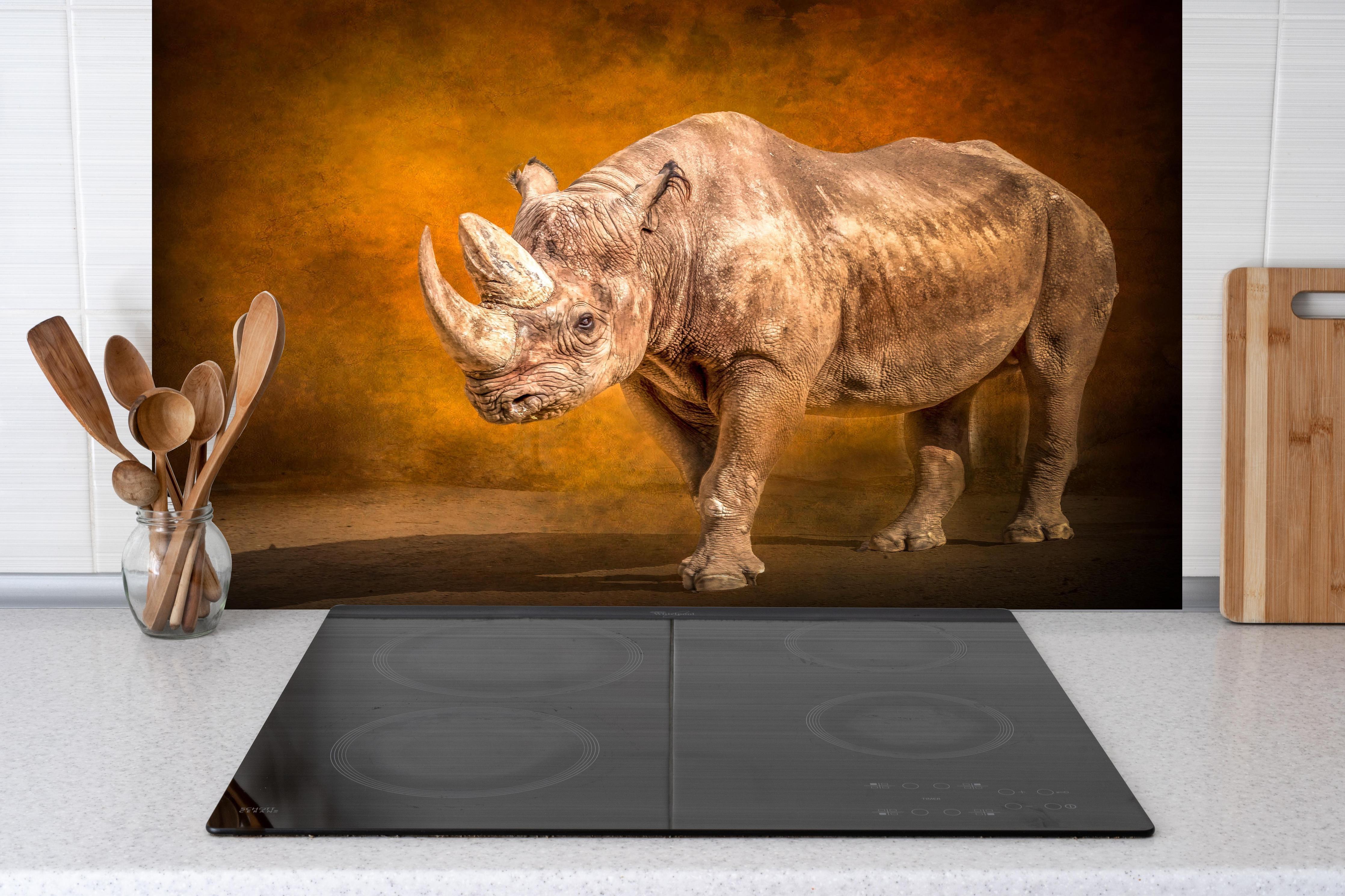 Spritzschutz - Majestätisches Nashorn hinter einem Cerankochfeld zwischen Holz-Kochutensilien