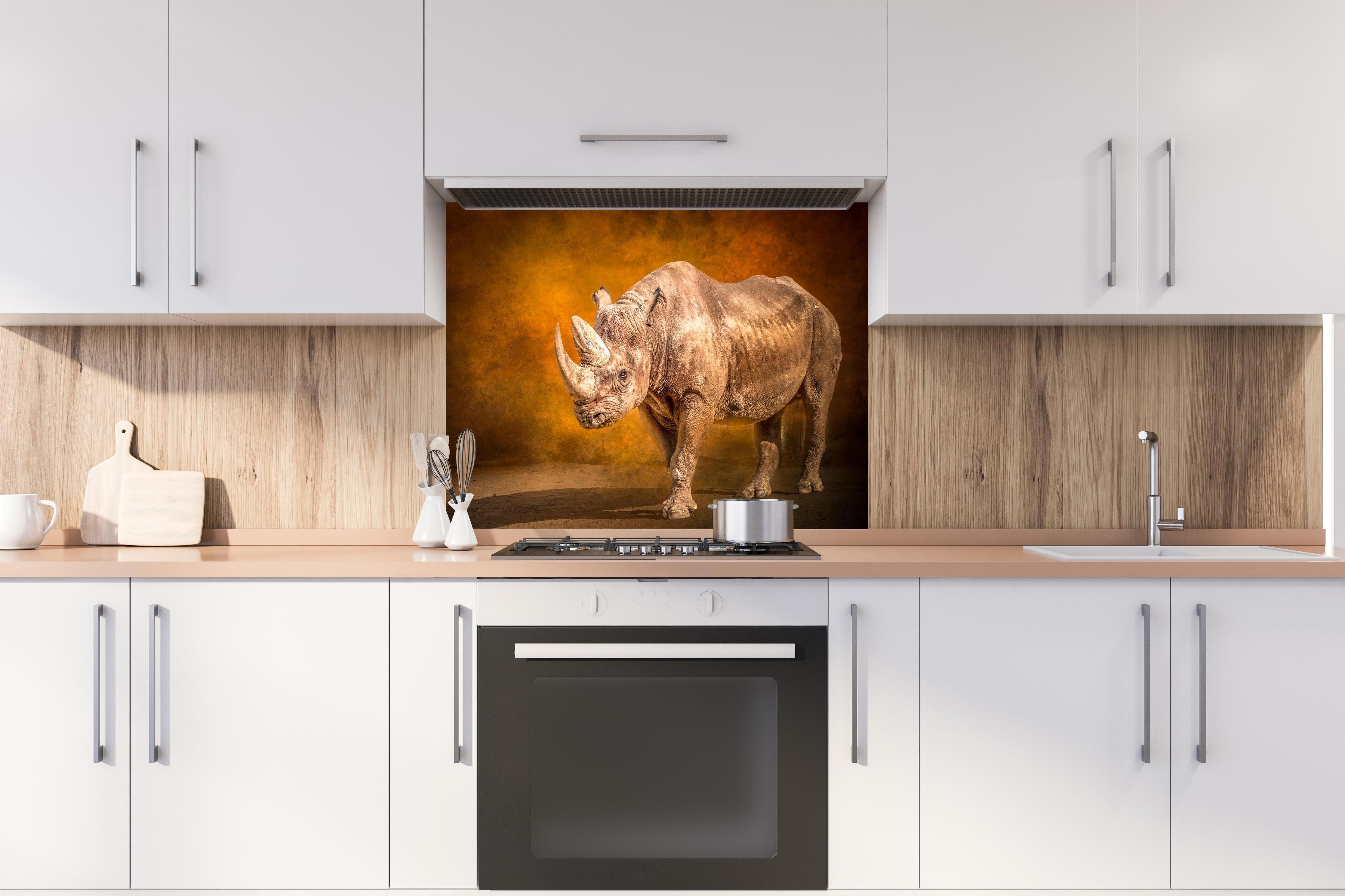 Spritzschutz - Majestätisches Nashorn hinter stilvollem Gasherd unter Dunstabzugshaube