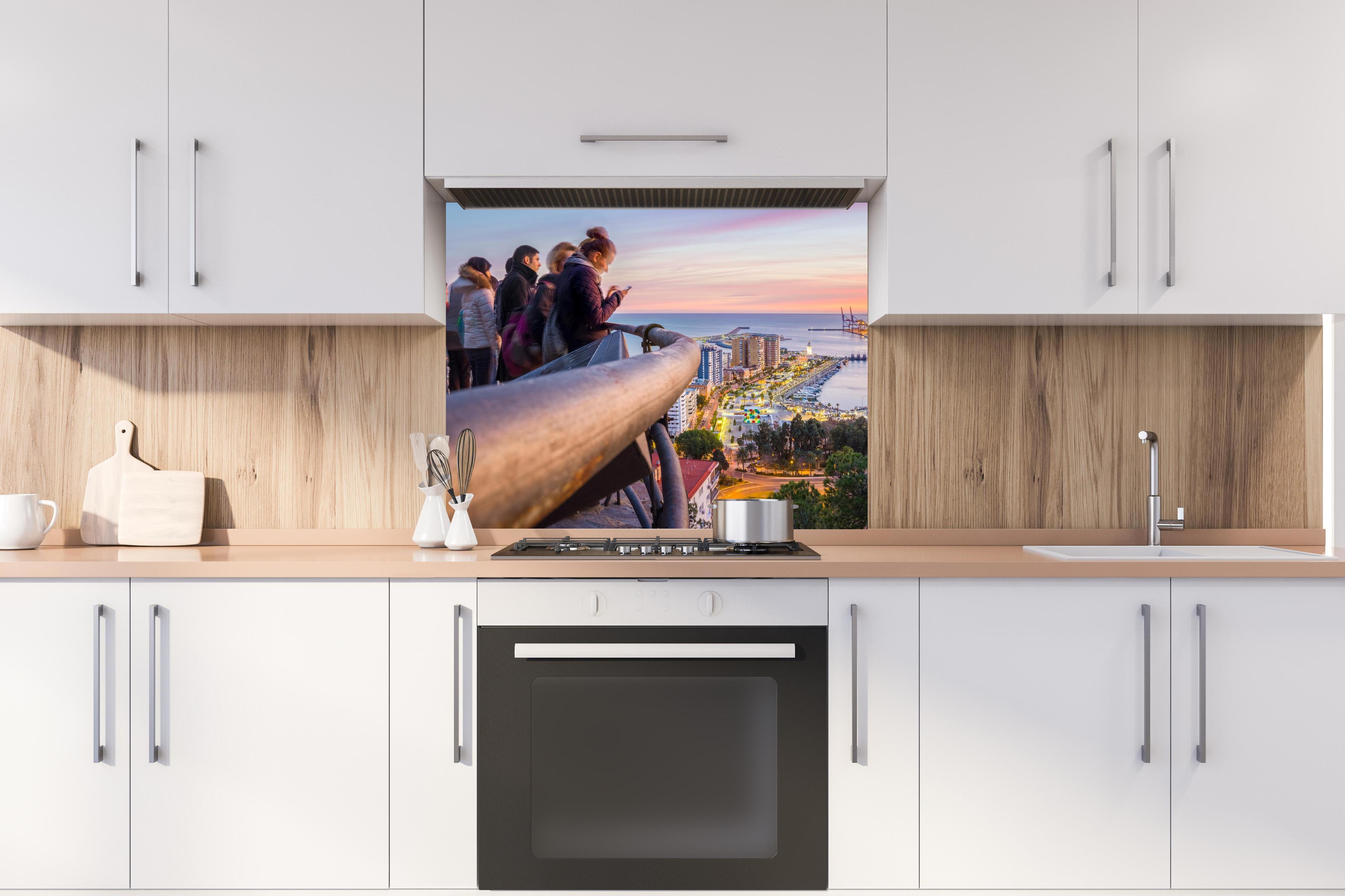 Spritzschutz - Málaga Aussicht von den Bergen hinter stilvollem Gasherd unter Dunstabzugshaube