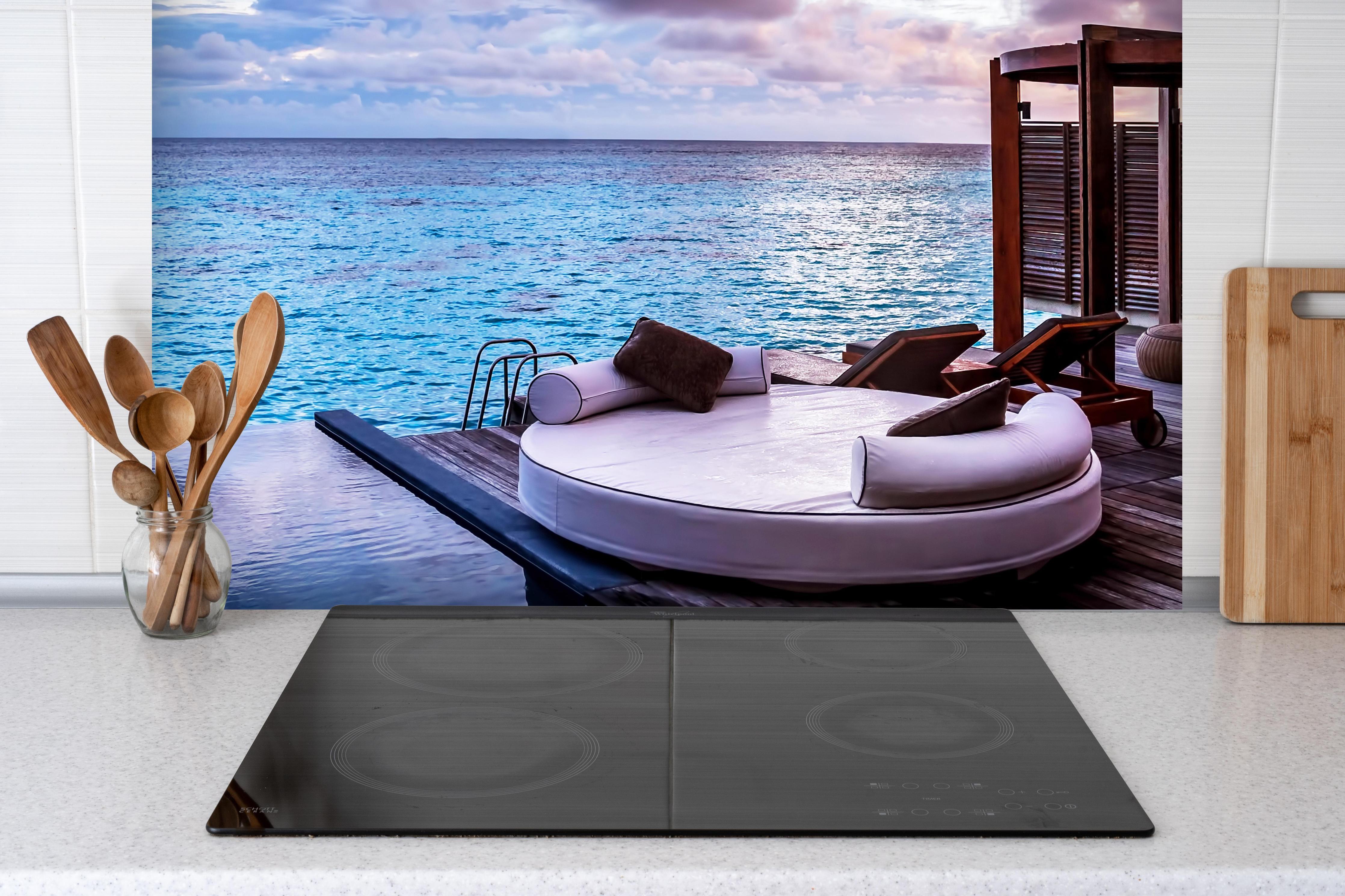 Spritzschutz - Malediven Strandresort am Meer hinter einem Cerankochfeld zwischen Holz-Kochutensilien