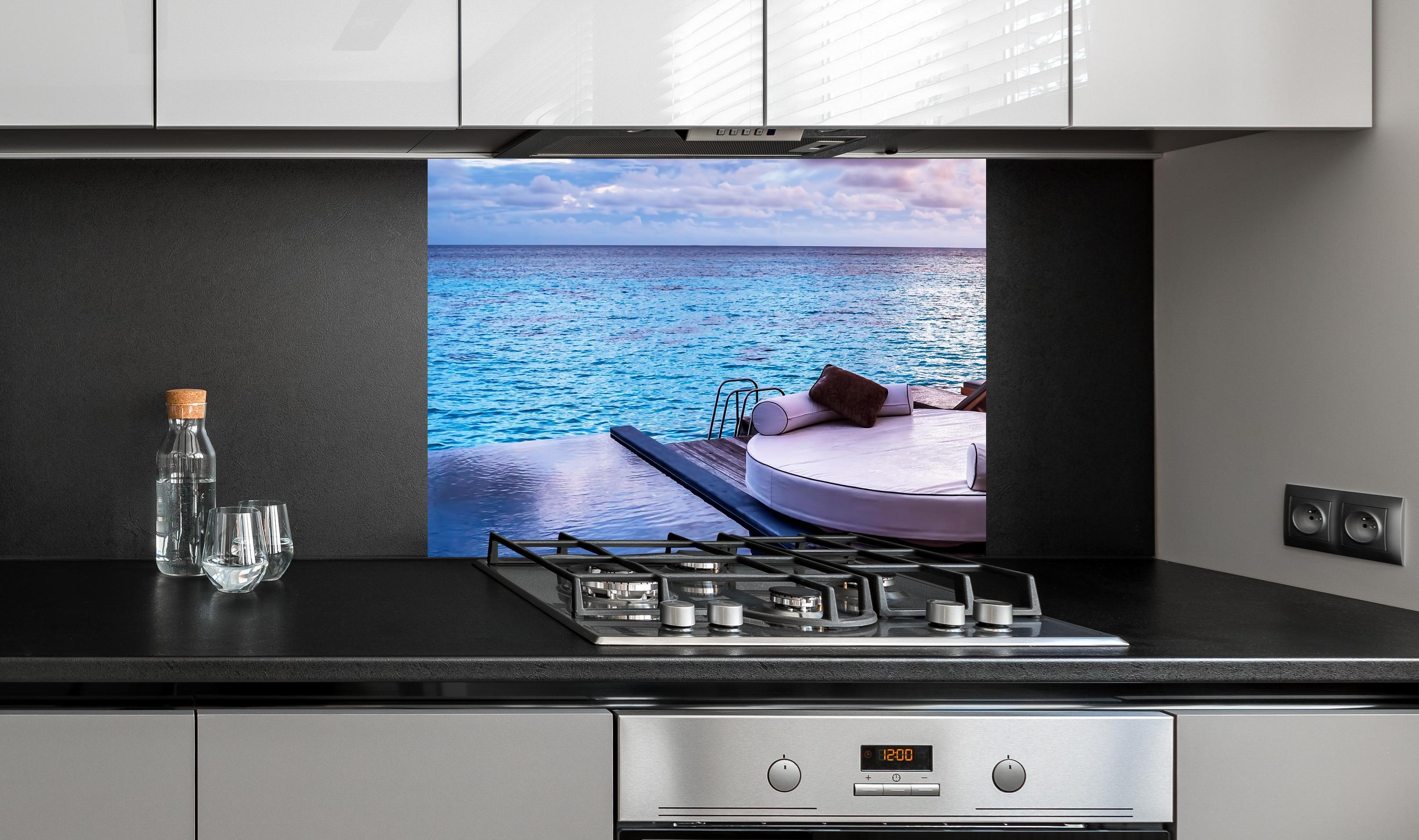 Spritzschutz - Malediven Strandresort am Meer an edler Anthrazit-Wand hinter silbernem Gasherd