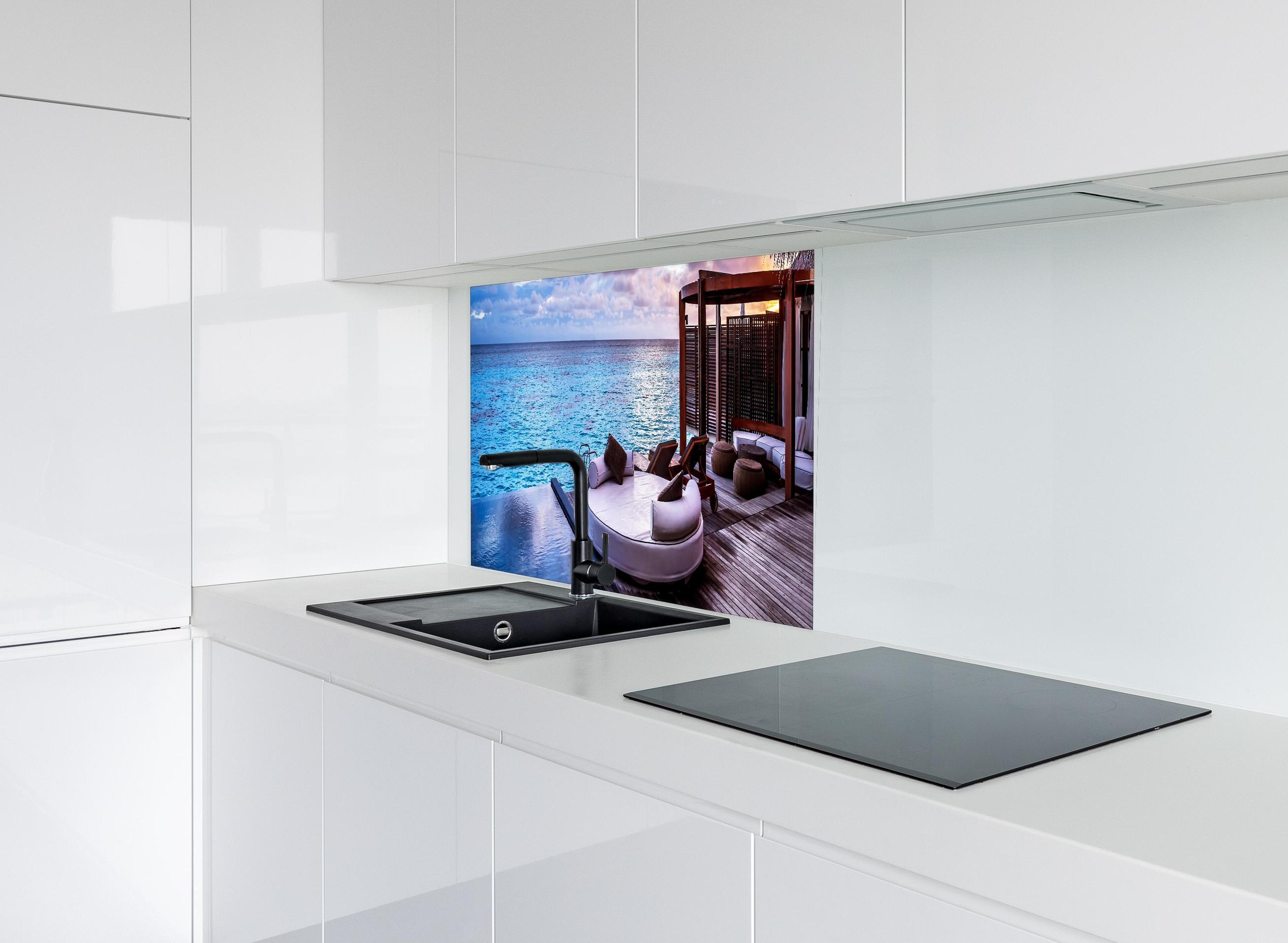 Spritzschutz - Malediven Strandresort am Meer hinter modernem schwarz-matten Spülbecken in weißer Hochglanz-Küche