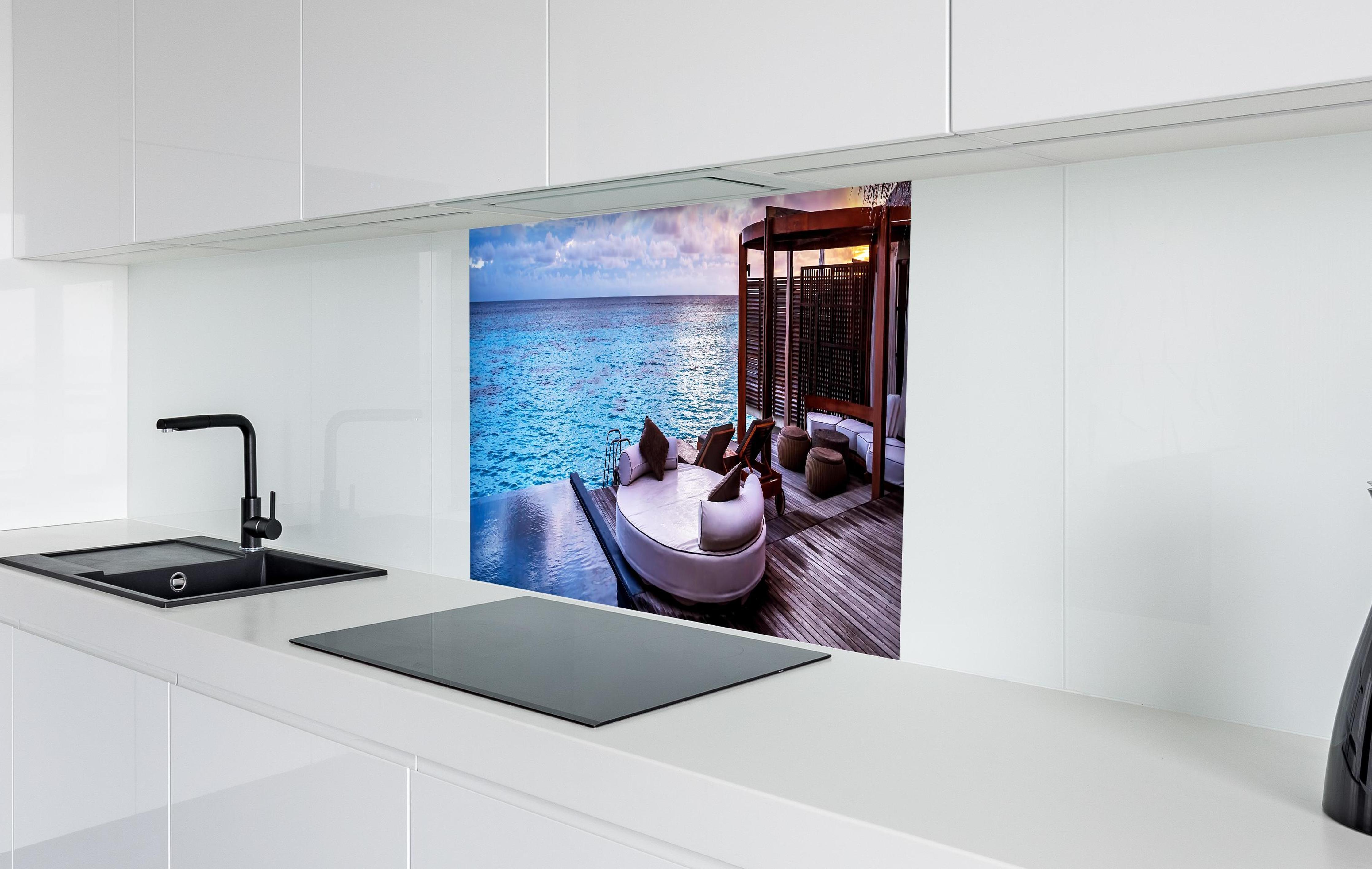 Spritzschutz - Malediven Strandresort am Meer in weißer Hochglanz-Küche hinter einem Cerankochfeld