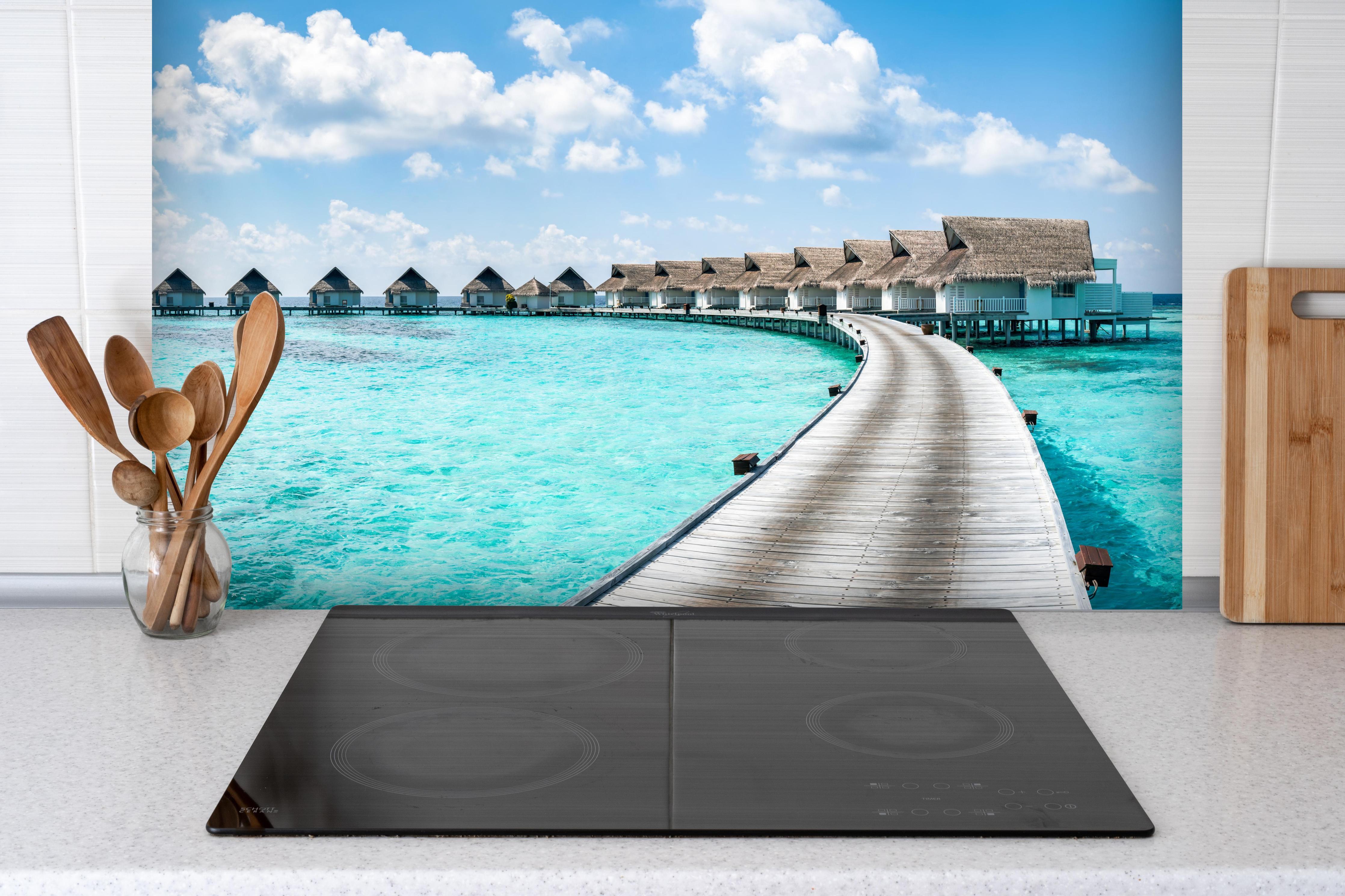 Spritzschutz - Malediven Wasser-Hotel hinter einem Cerankochfeld zwischen Holz-Kochutensilien