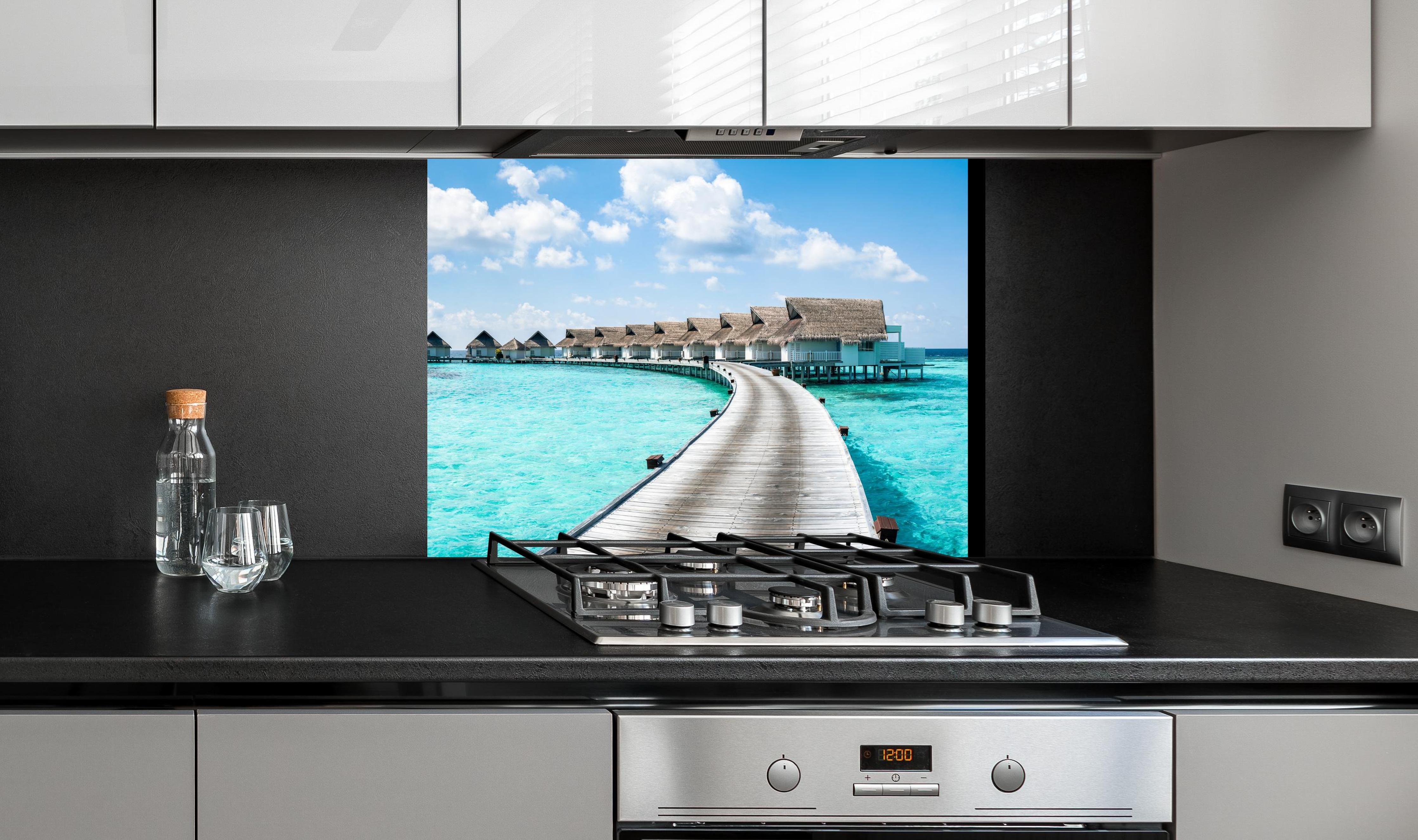 Spritzschutz - Malediven Wasser-Hotel an edler Anthrazit-Wand hinter silbernem Gasherd