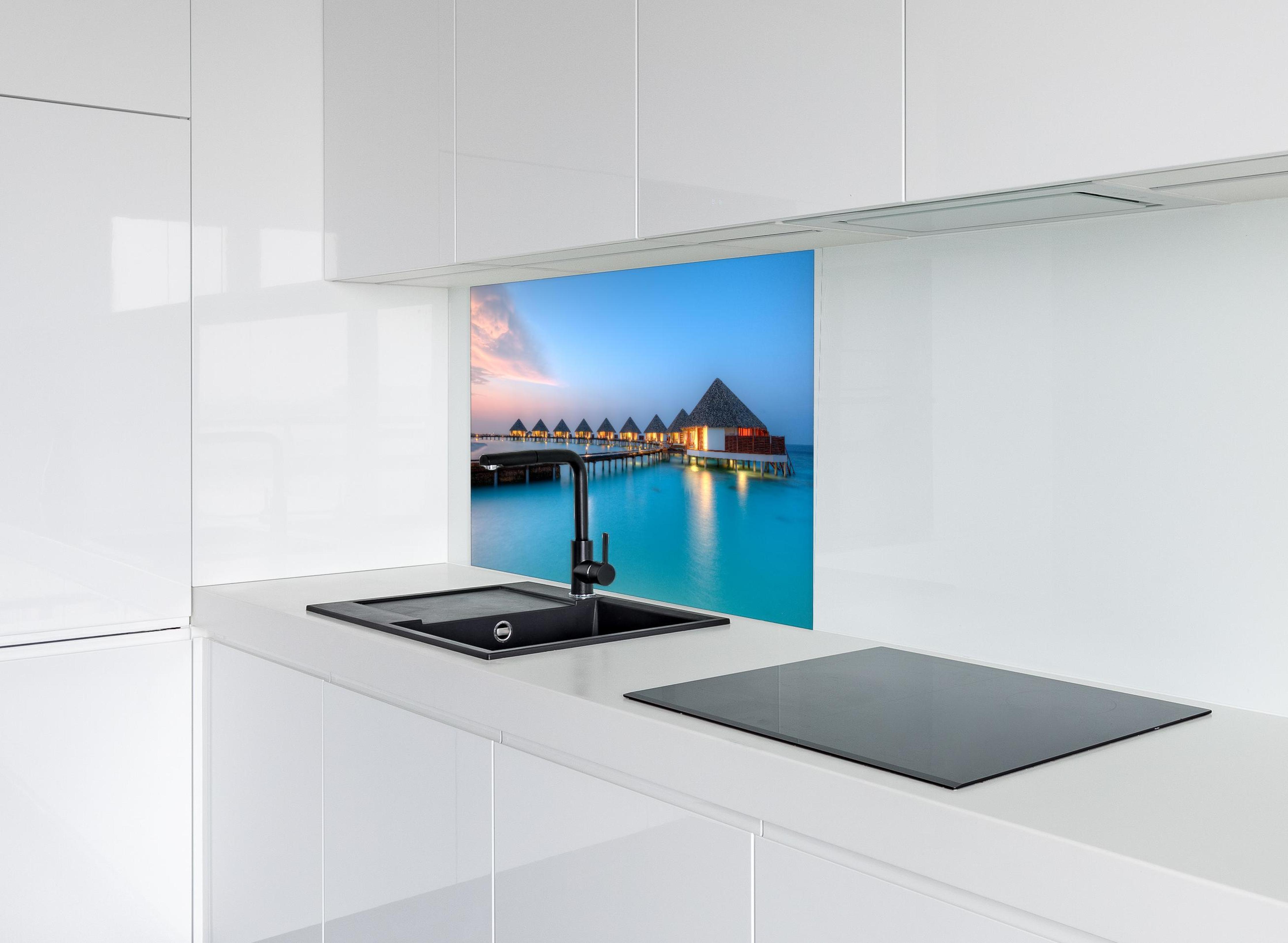 Spritzschutz - Malediven Wasservillen hinter modernem schwarz-matten Spülbecken in weißer Hochglanz-Küche