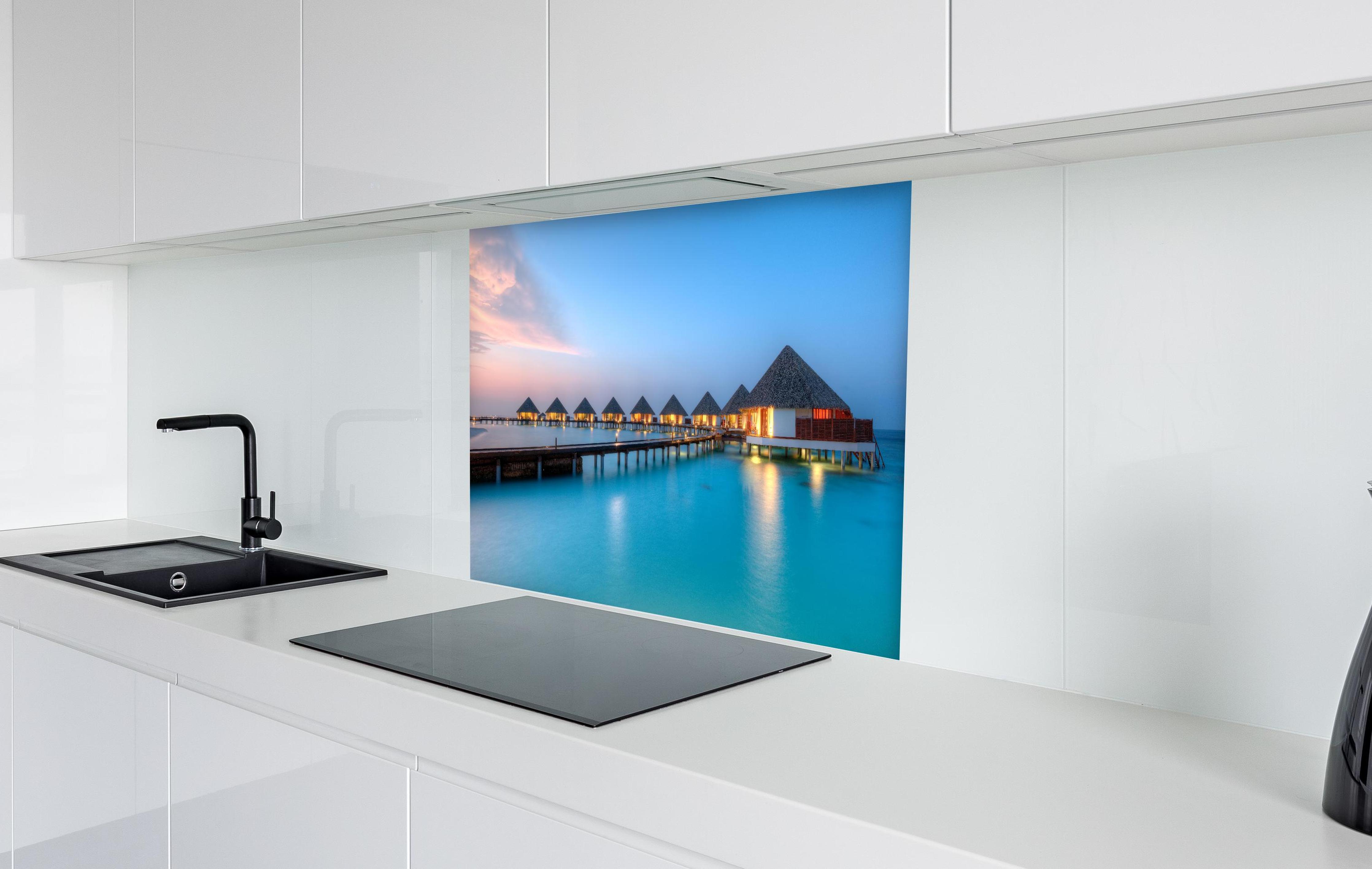 Spritzschutz - Malediven Wasservillen in weißer Hochglanz-Küche hinter einem Cerankochfeld
