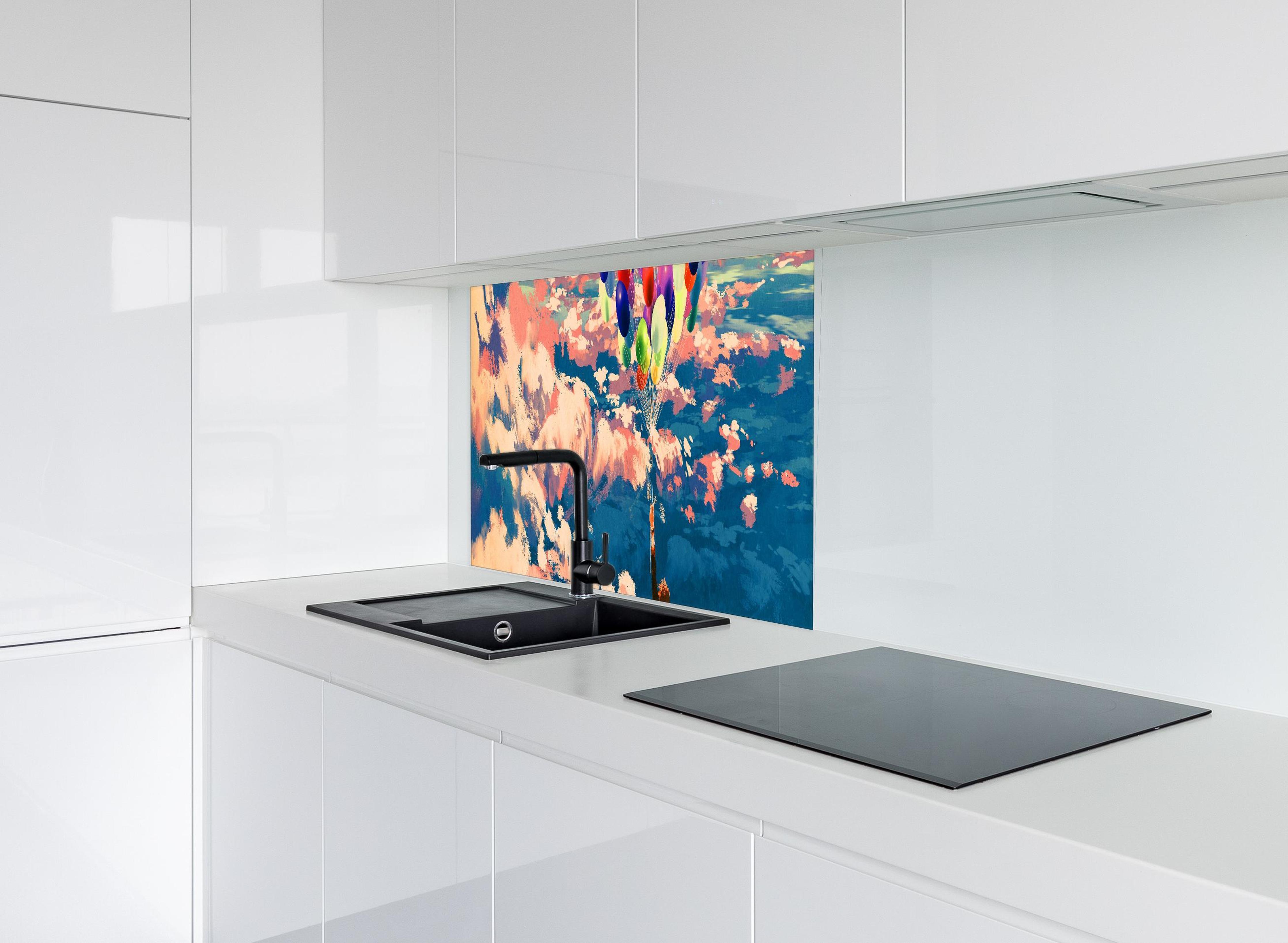 Spritzschutz - Mann fliegt mit bunten Luftballons über Wolken hinter modernem schwarz-matten Spülbecken in weißer Hochglanz-Küche