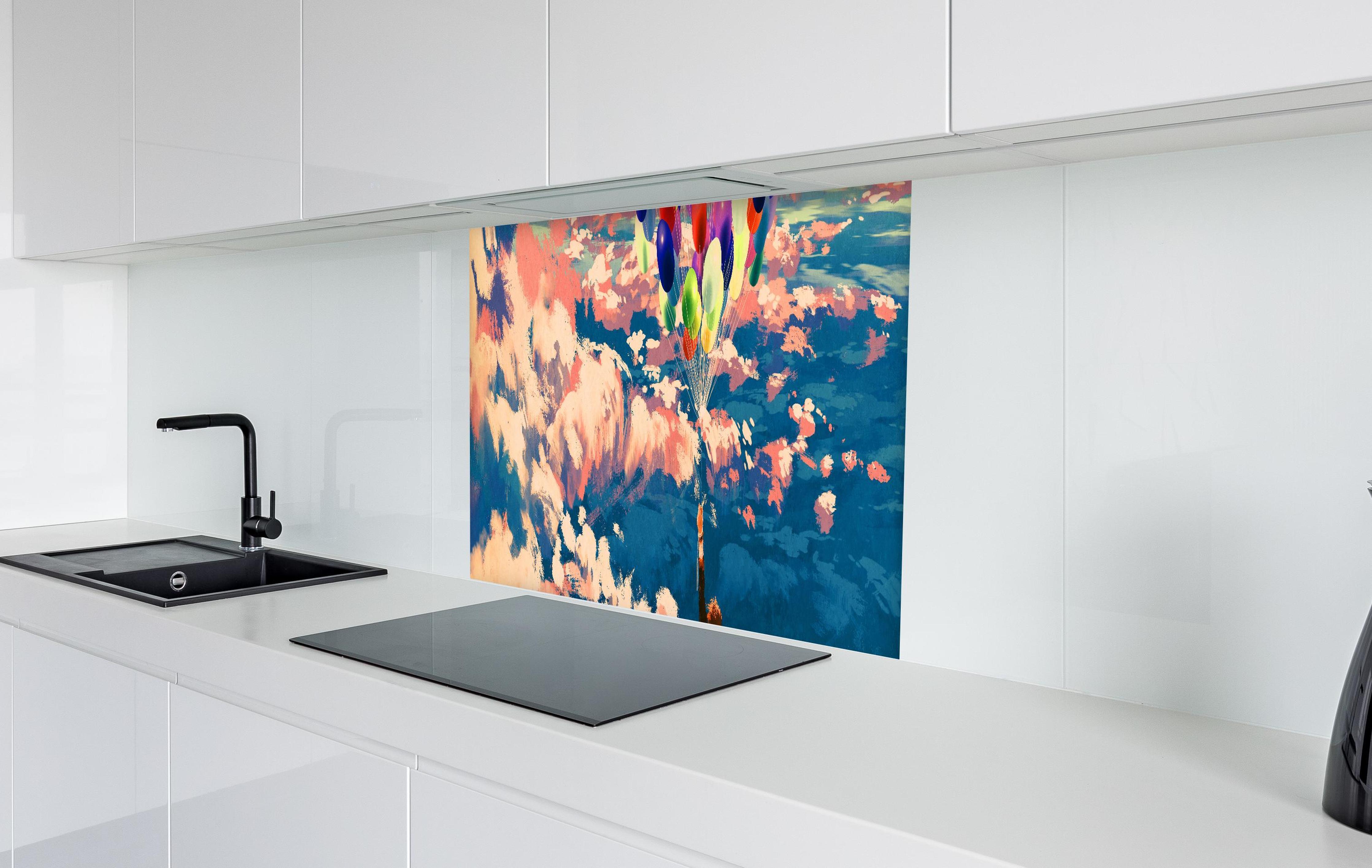 Spritzschutz - Mann fliegt mit bunten Luftballons über Wolken in weißer Hochglanz-Küche hinter einem Cerankochfeld