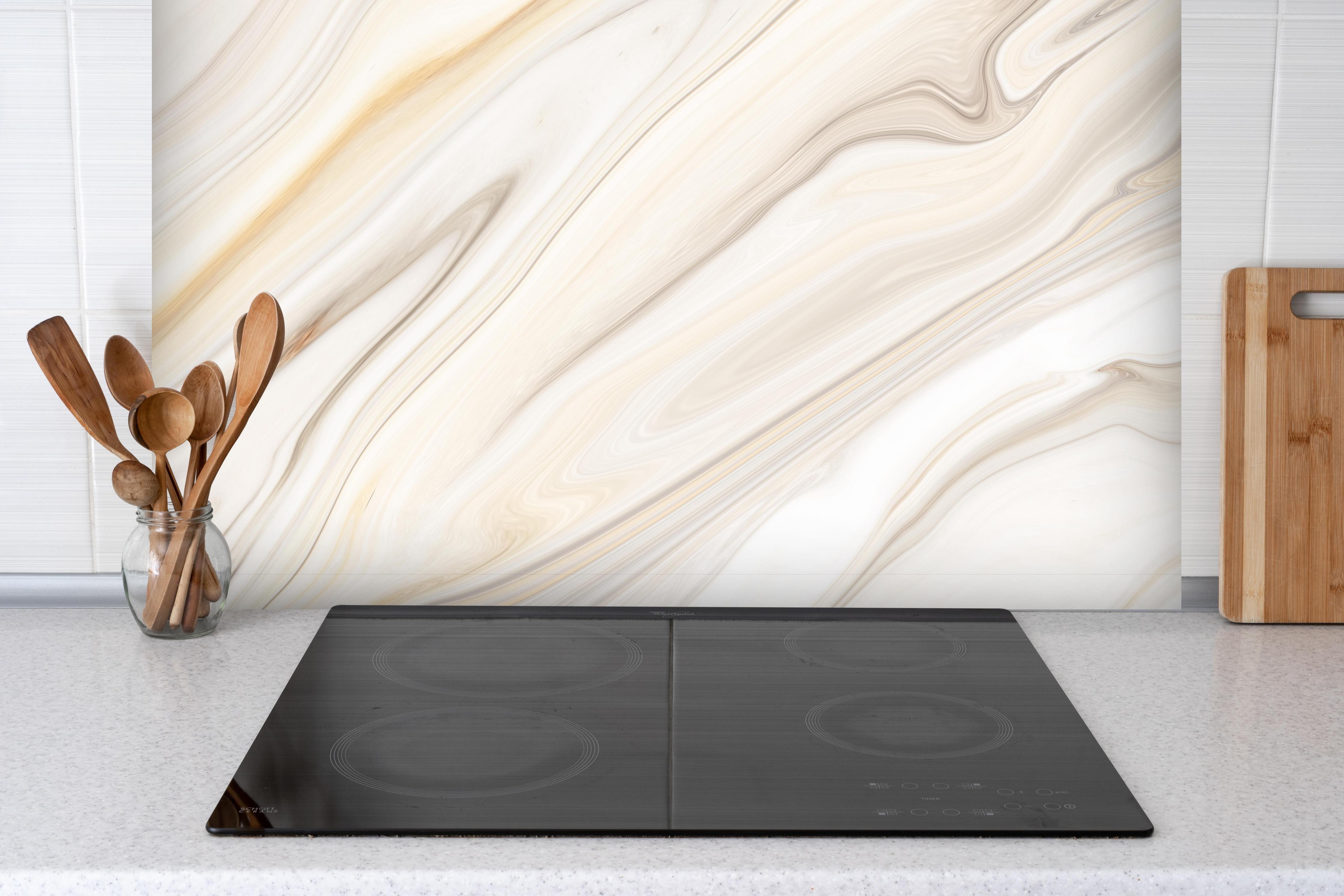 Spritzschutz - Marmor - weiß bräunliches Muster hinter einem Cerankochfeld zwischen Holz-Kochutensilien