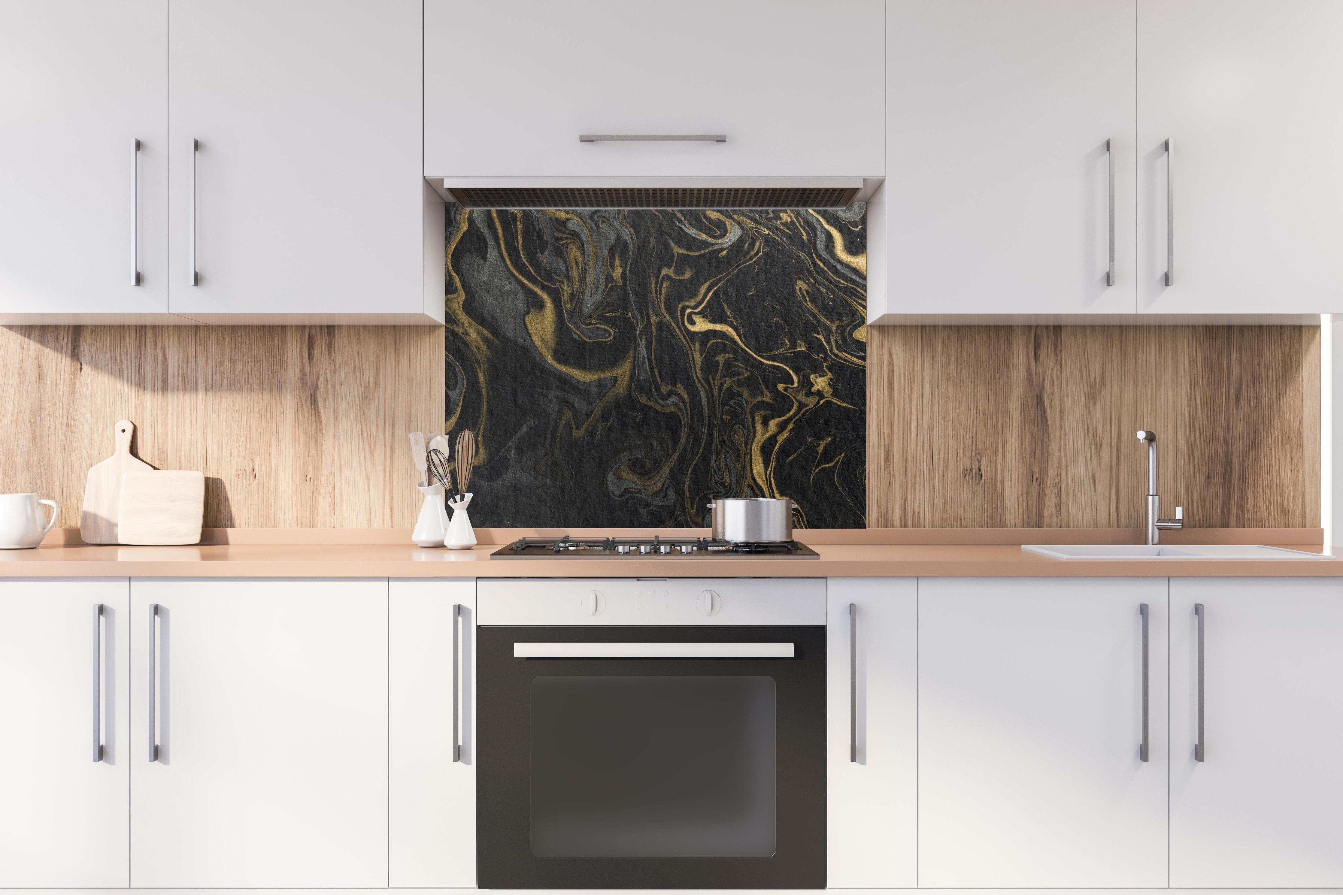 Spritzschutz - Marmor mit antikem goldenen und weißen Muster hinter stilvollem Gasherd unter Dunstabzugshaube