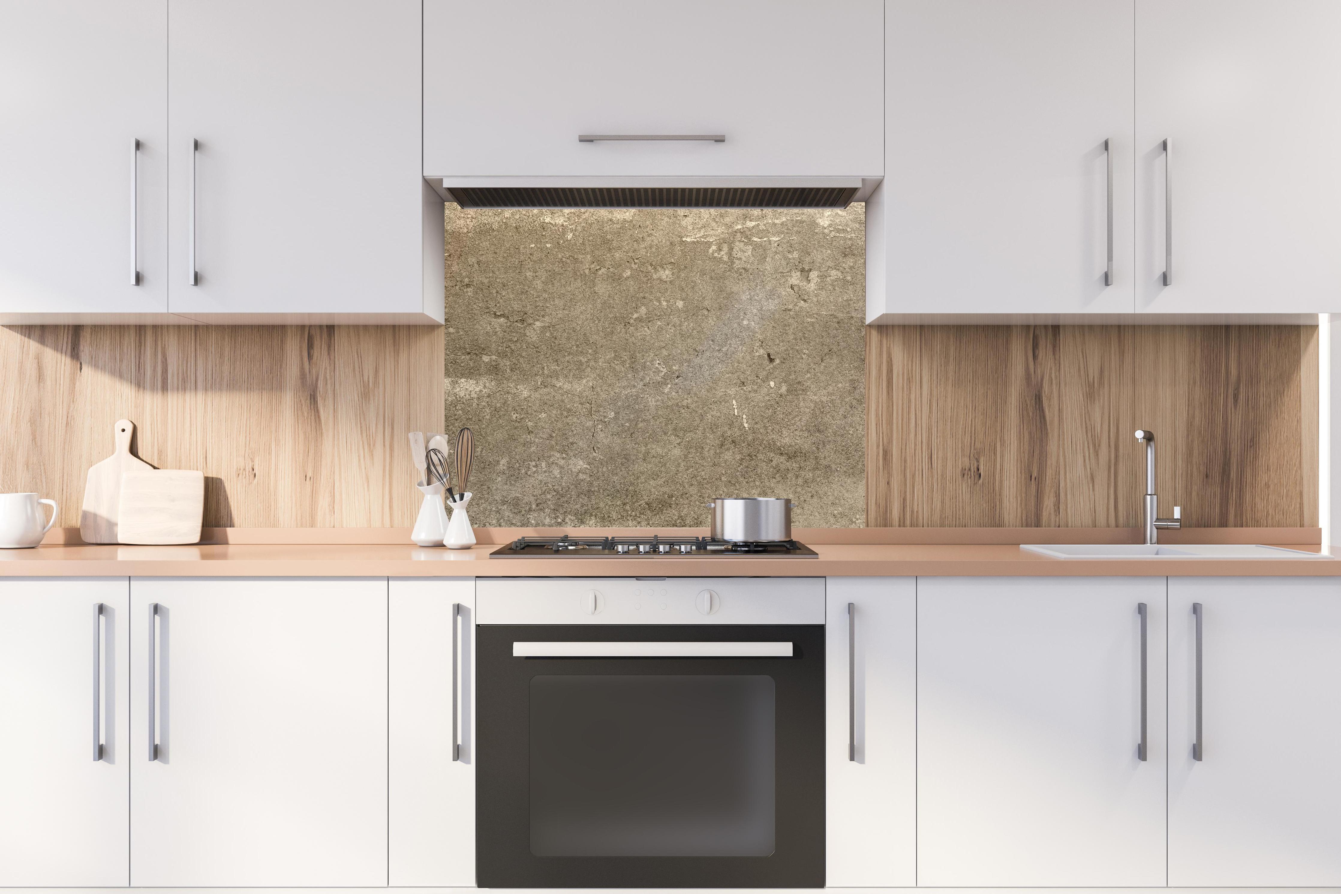 Spritzschutz - Massiver beigefarbiger Beton hinter stilvollem Gasherd unter Dunstabzugshaube