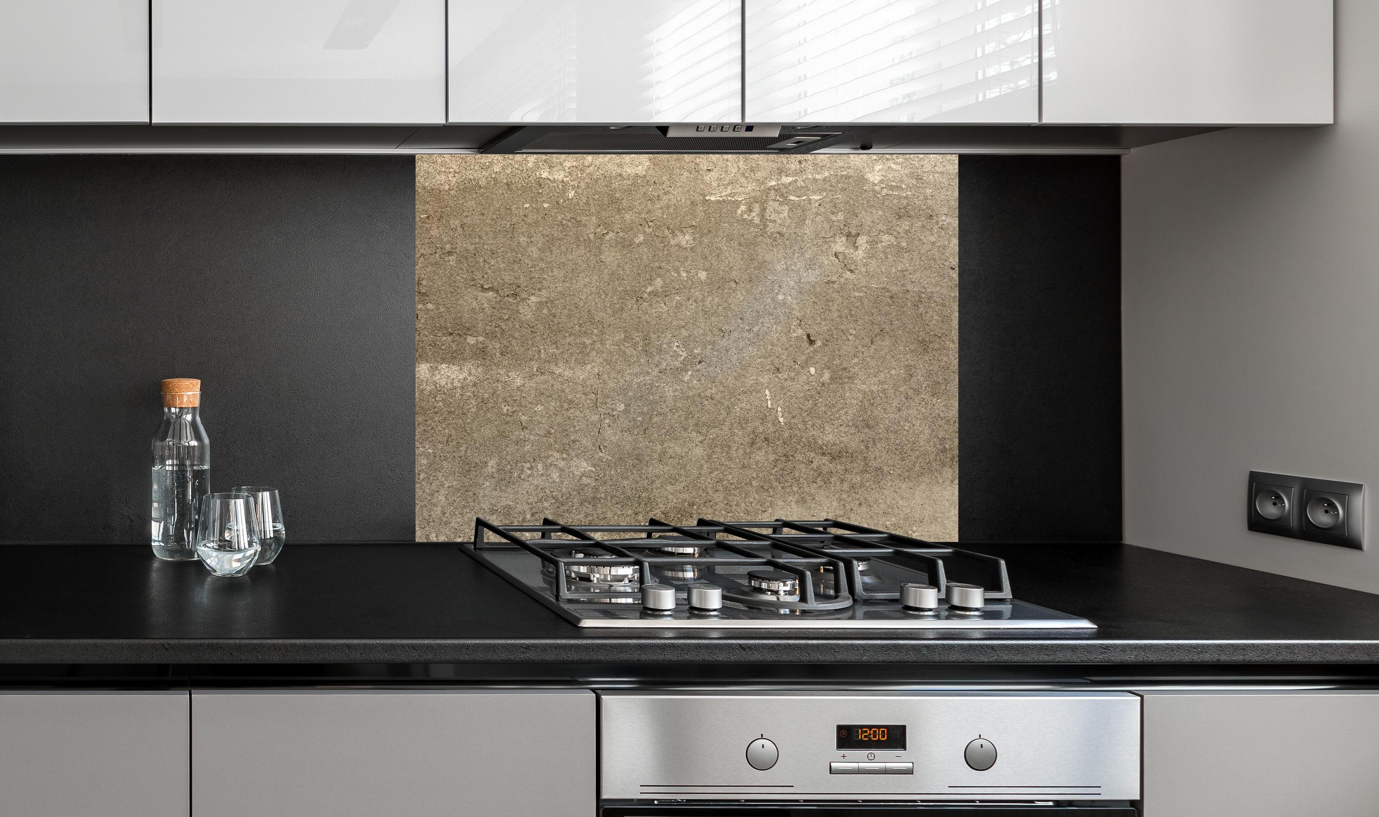 Spritzschutz - Massiver beigefarbiger Beton an edler Anthrazit-Wand hinter silbernem Gasherd