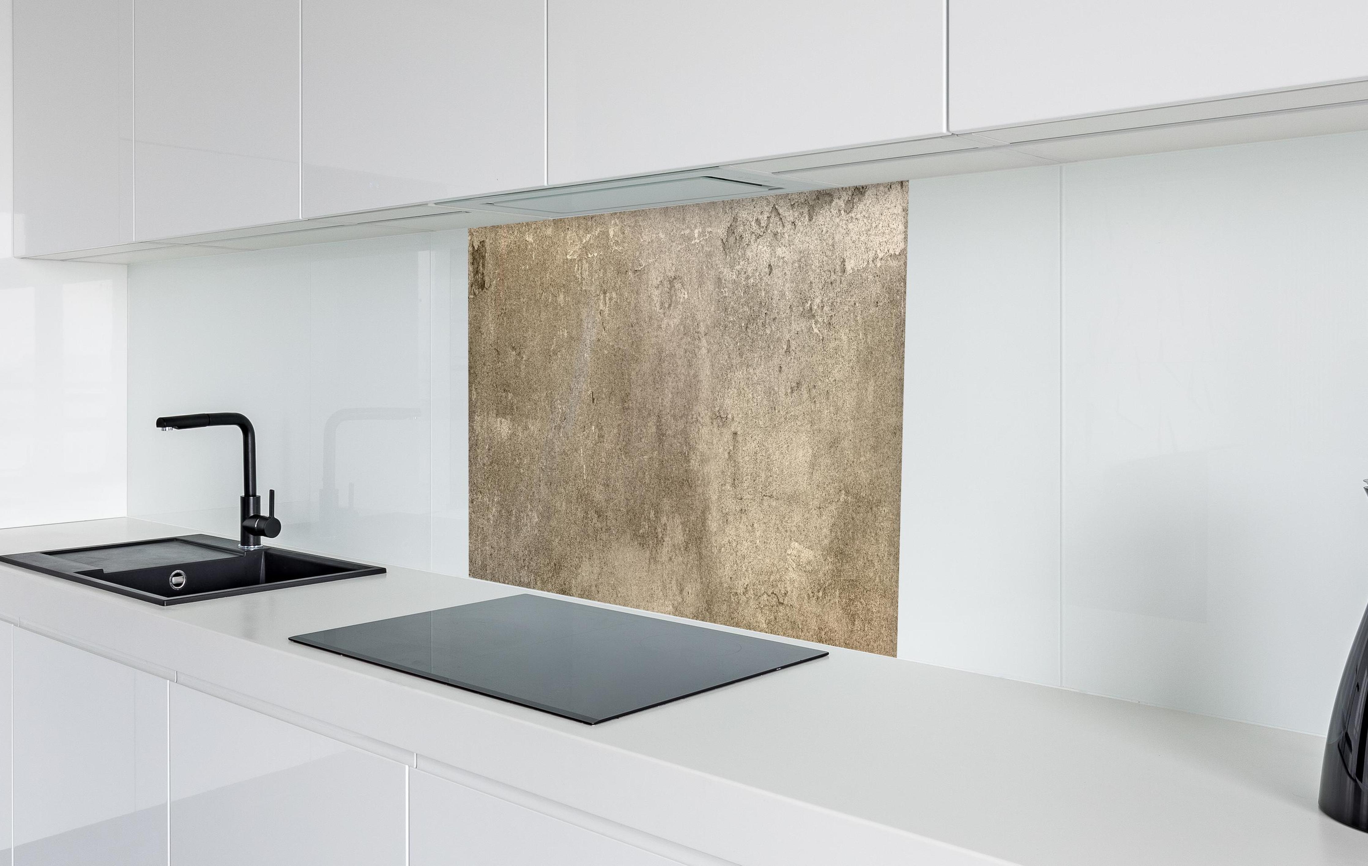 Spritzschutz - Massiver beigefarbiger Beton in weißer Hochglanz-Küche hinter einem Cerankochfeld