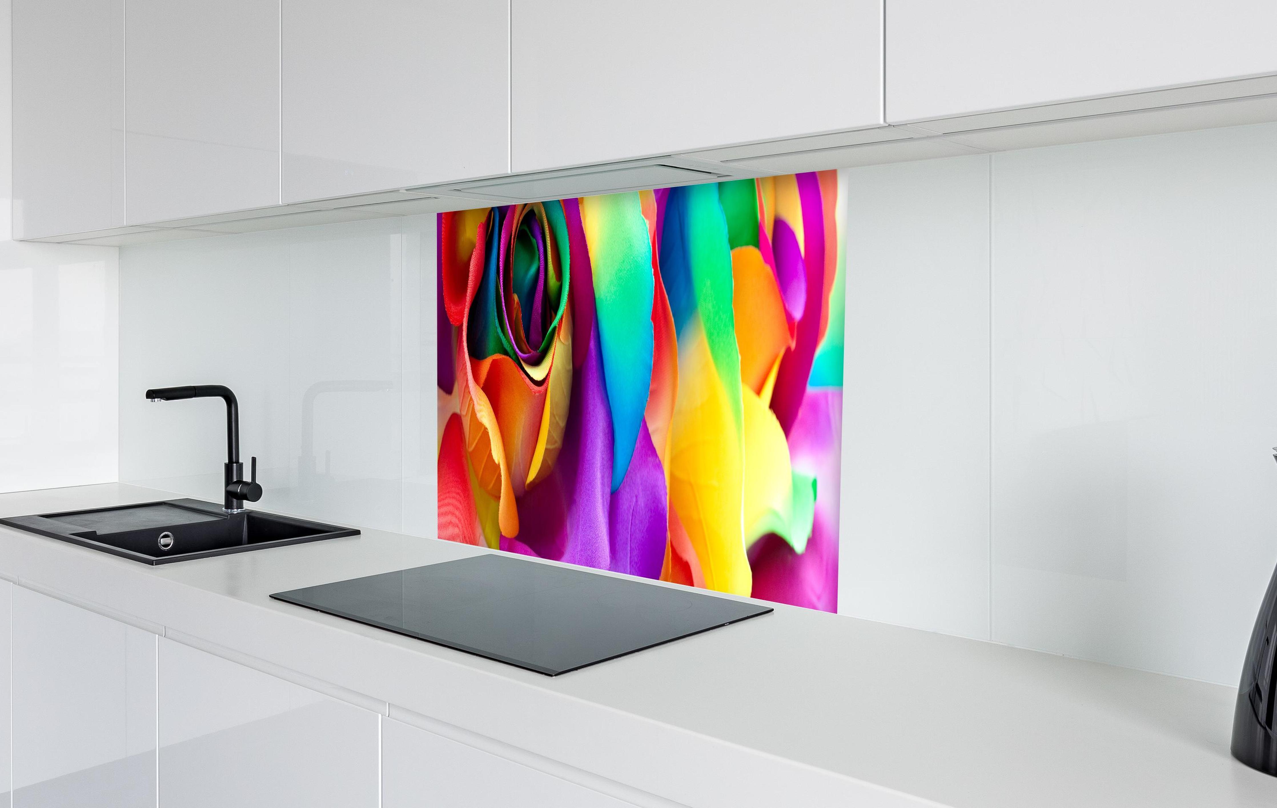 Spritzschutz - Mehrfarbige synthetische Rose in weißer Hochglanz-Küche hinter einem Cerankochfeld