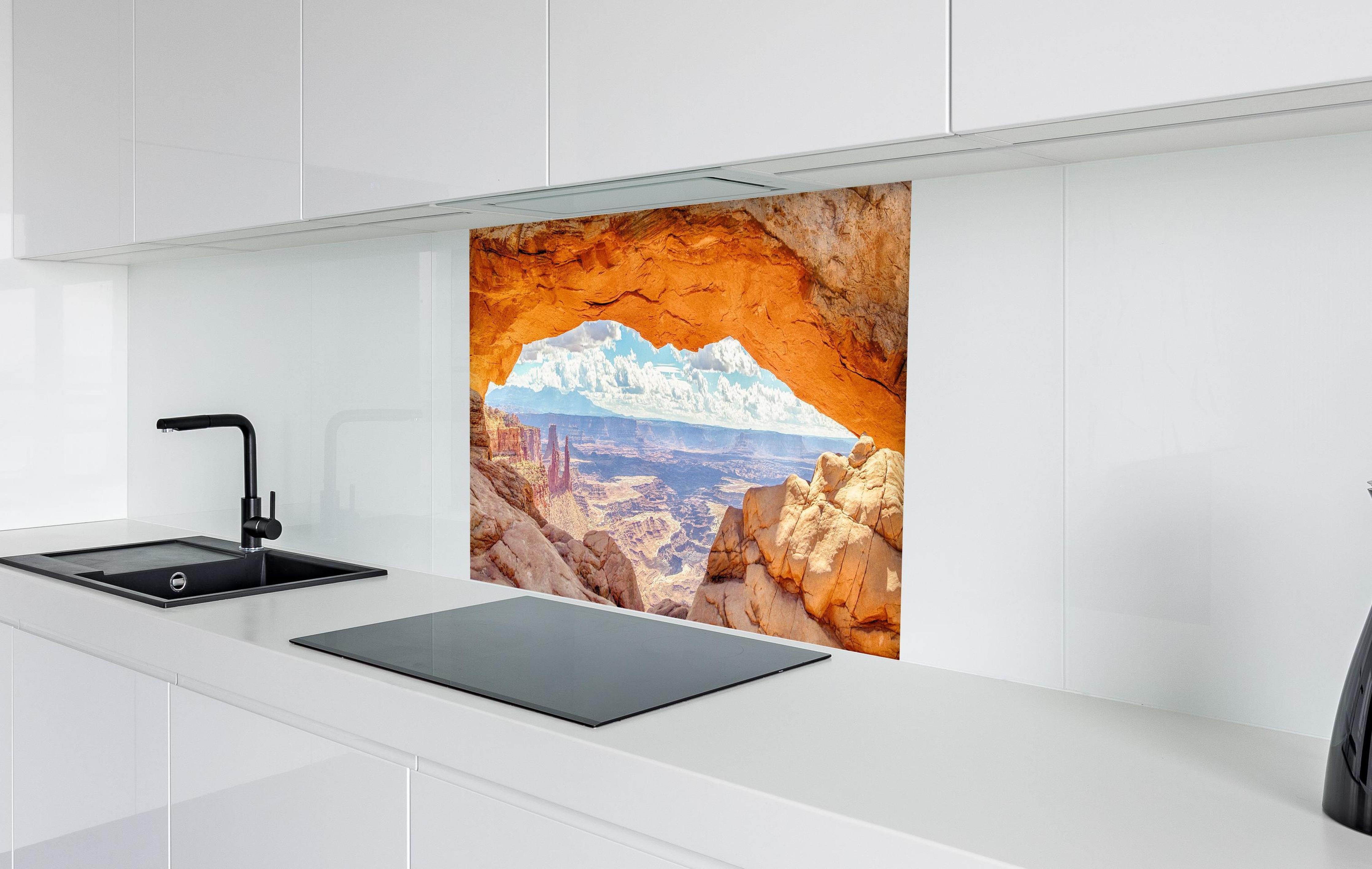 Spritzschutz - Mesa Arch-Panorama bei Sonnenaufgang in weißer Hochglanz-Küche hinter einem Cerankochfeld
