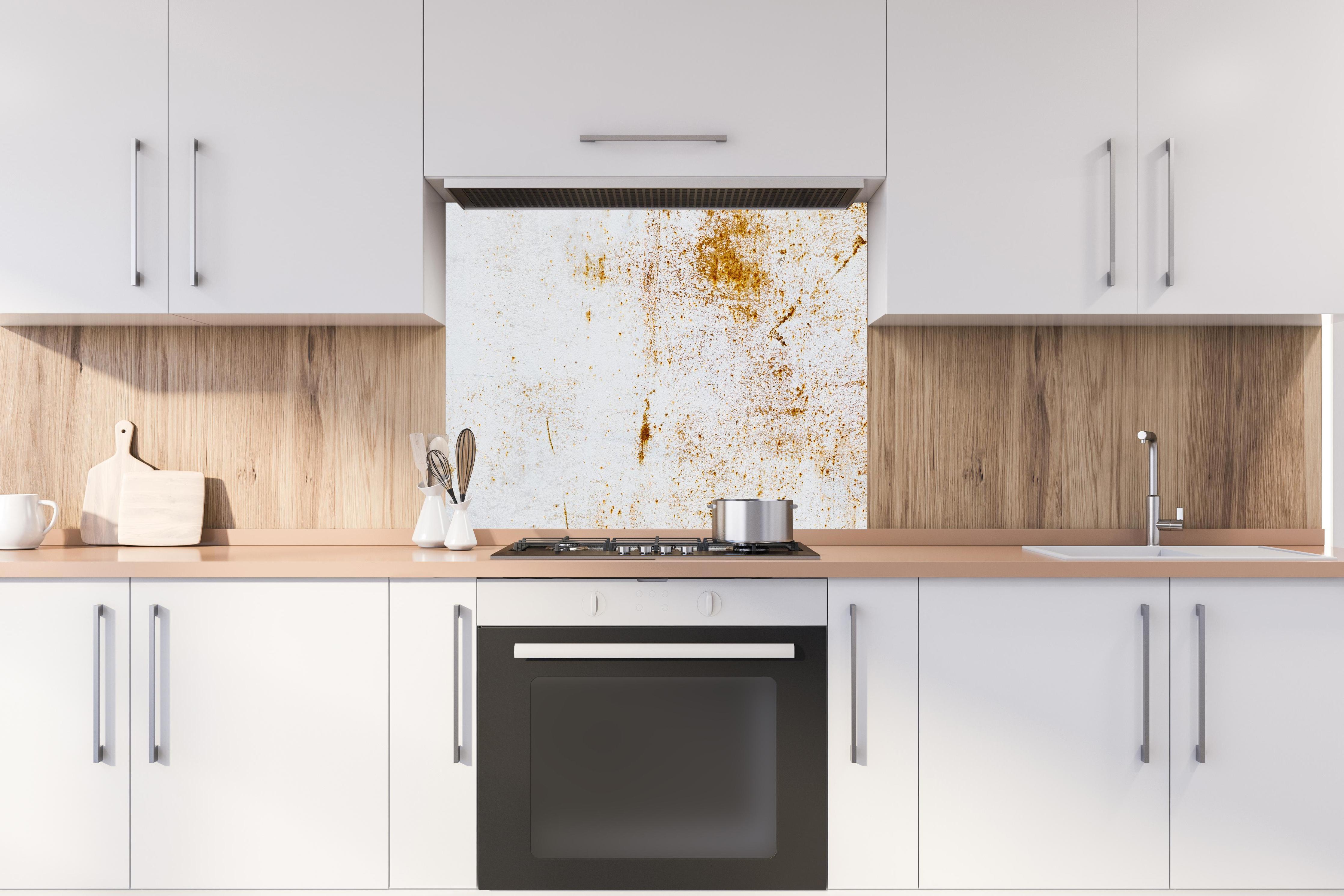 Spritzschutz - Metall mit rauer Rostoberfläche hinter stilvollem Gasherd unter Dunstabzugshaube