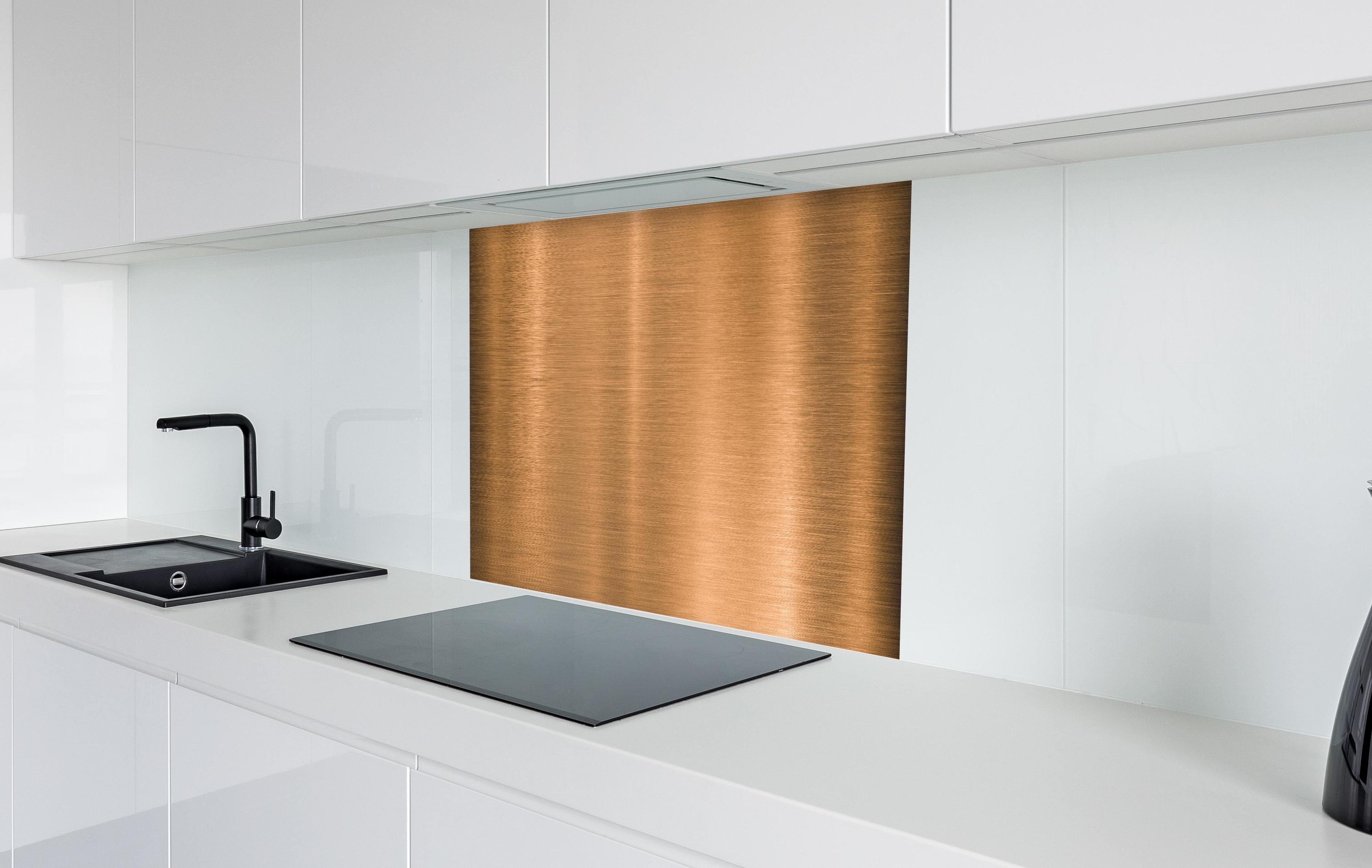 Spritzschutz - Metallische Kupferplatte in weißer Hochglanz-Küche hinter einem Cerankochfeld