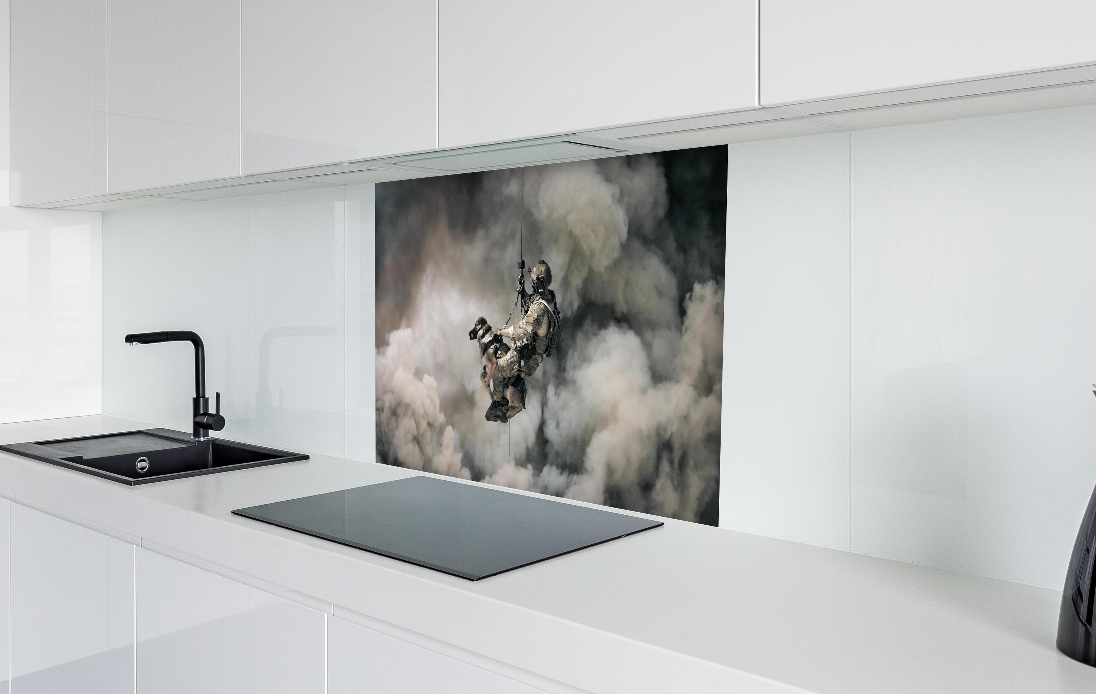 Spritzschutz - Militärsoldat mit Hund in weißer Hochglanz-Küche hinter einem Cerankochfeld