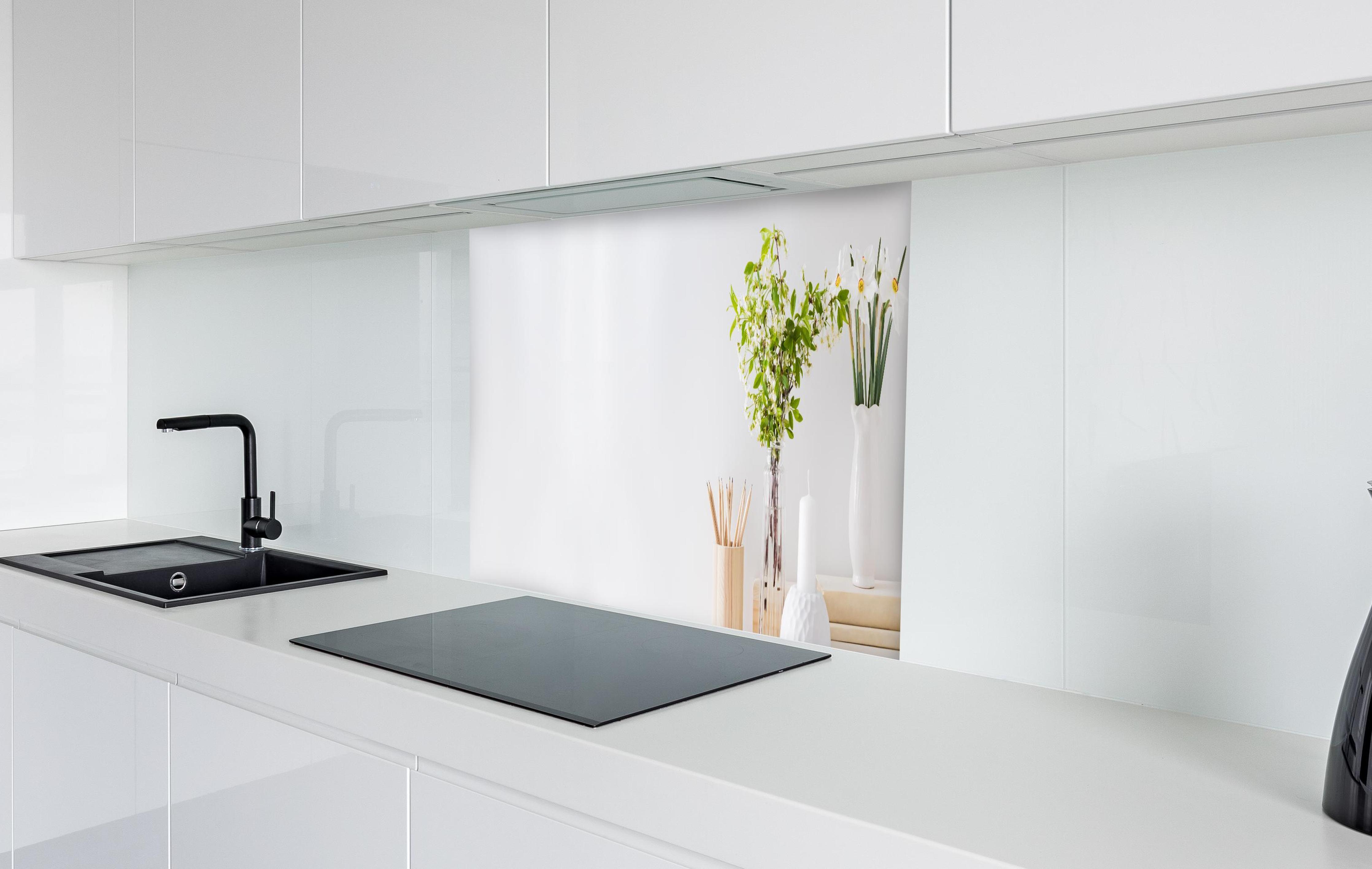 Spritzschutz - Minimalistischer weißer Bürotisch in weißer Hochglanz-Küche hinter einem Cerankochfeld