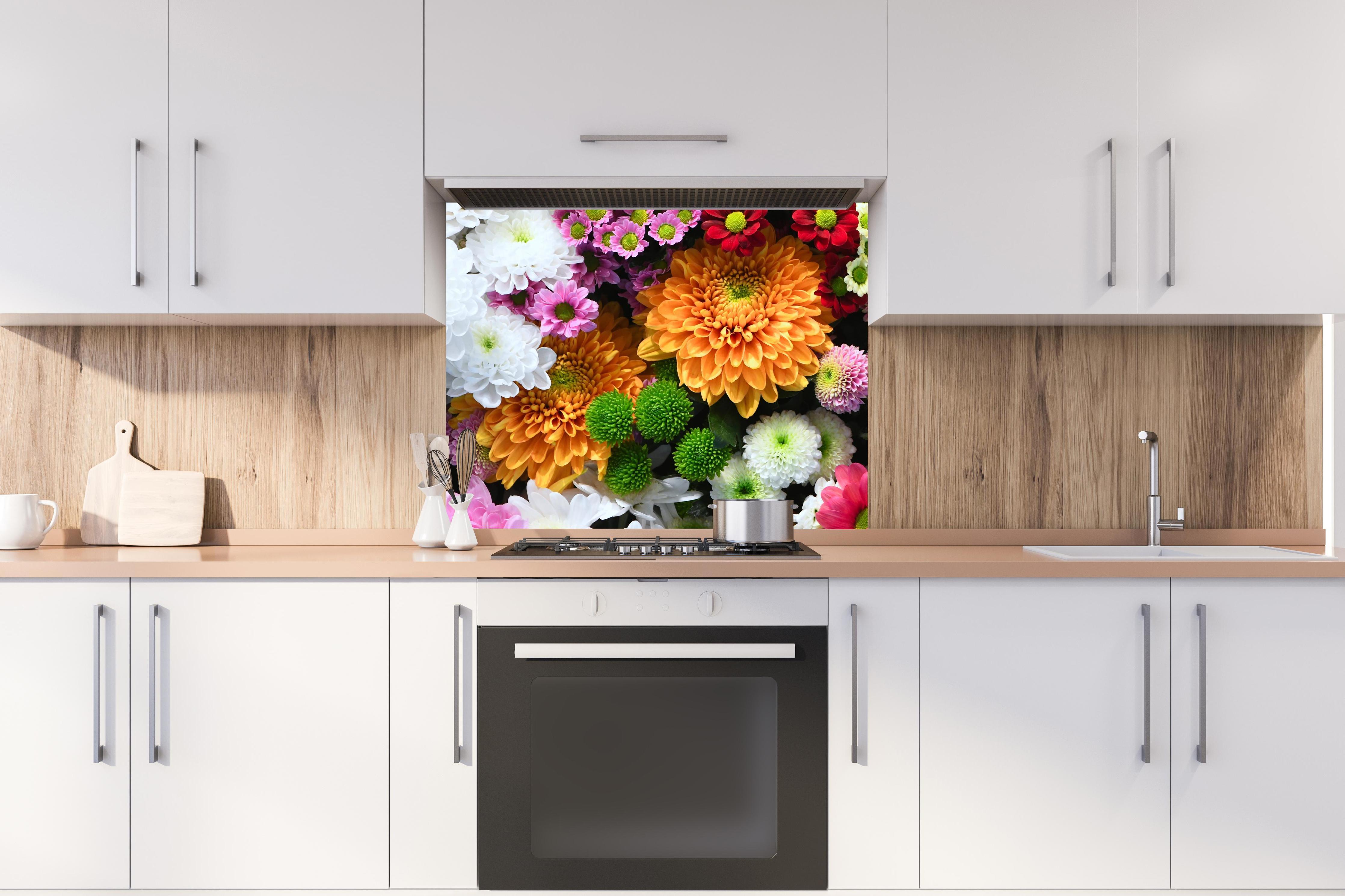 Spritzschutz - Mix aus bunten Frühlingsblumen hinter stilvollem Gasherd unter Dunstabzugshaube