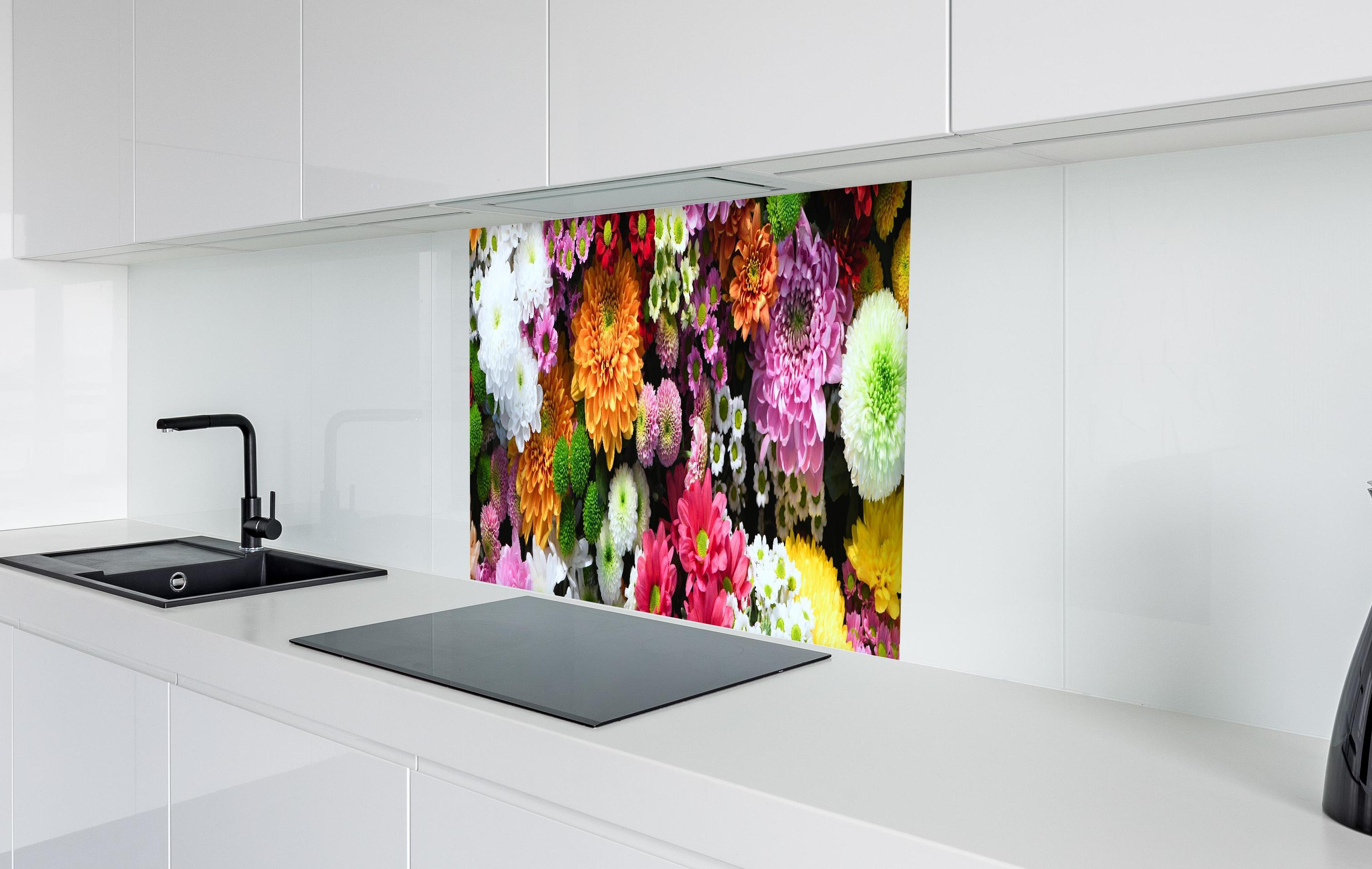 Spritzschutz - Mix aus bunten Frühlingsblumen in weißer Hochglanz-Küche hinter einem Cerankochfeld