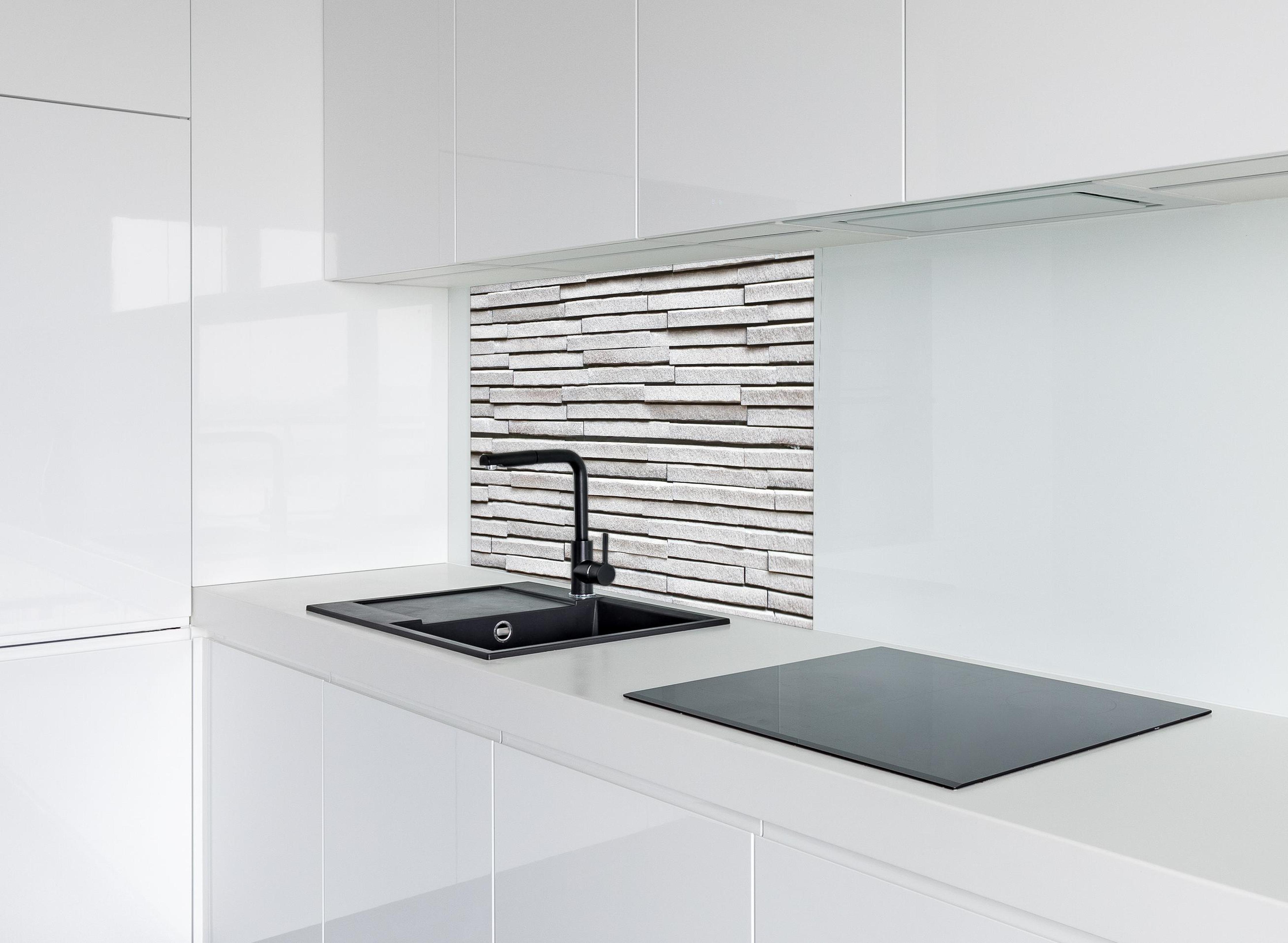 Spritzschutz - Moderne helle Steinwand hinter modernem schwarz-matten Spülbecken in weißer Hochglanz-Küche