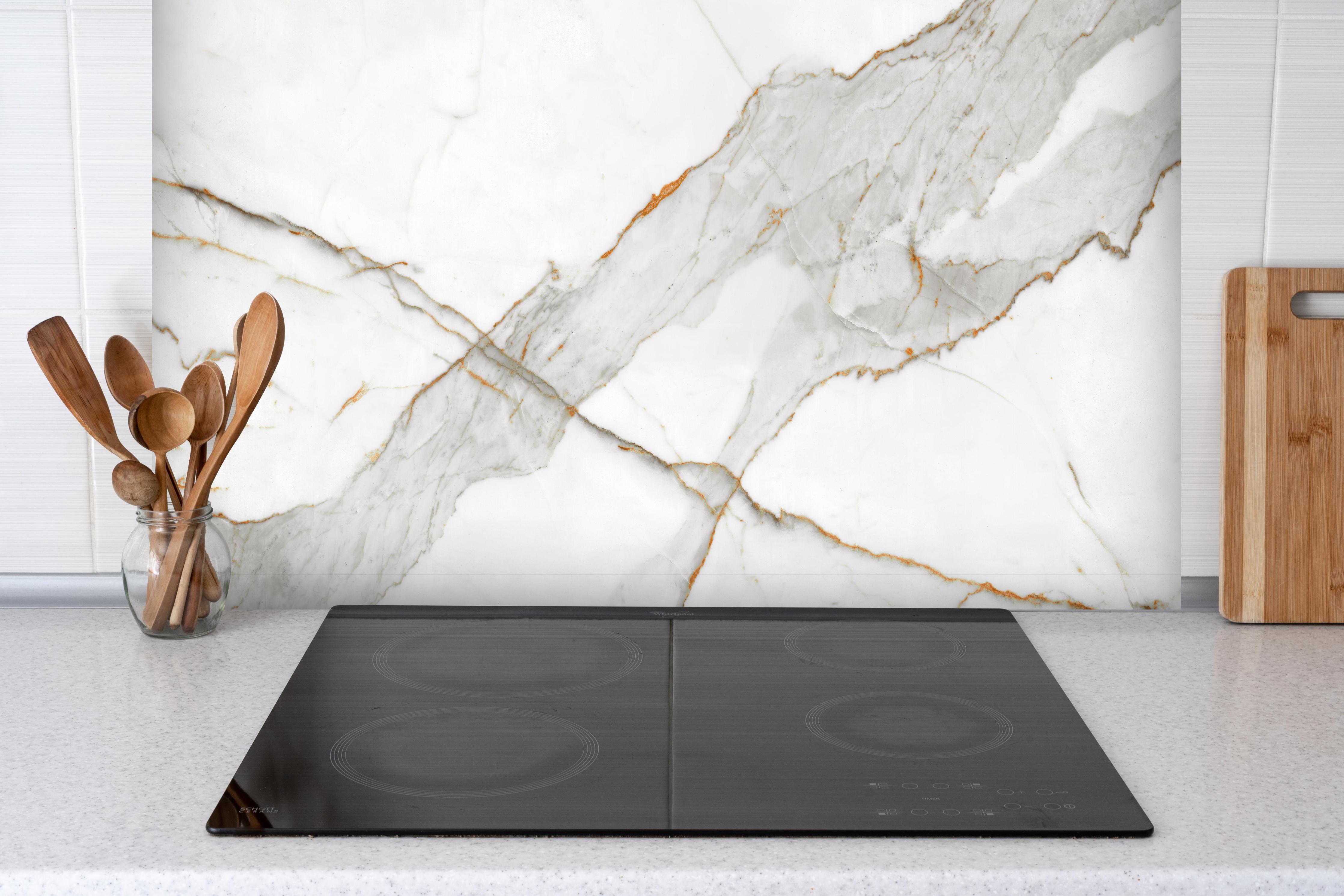 Spritzschutz - Moderner Weiß-Grauer Marmor hinter einem Cerankochfeld zwischen Holz-Kochutensilien