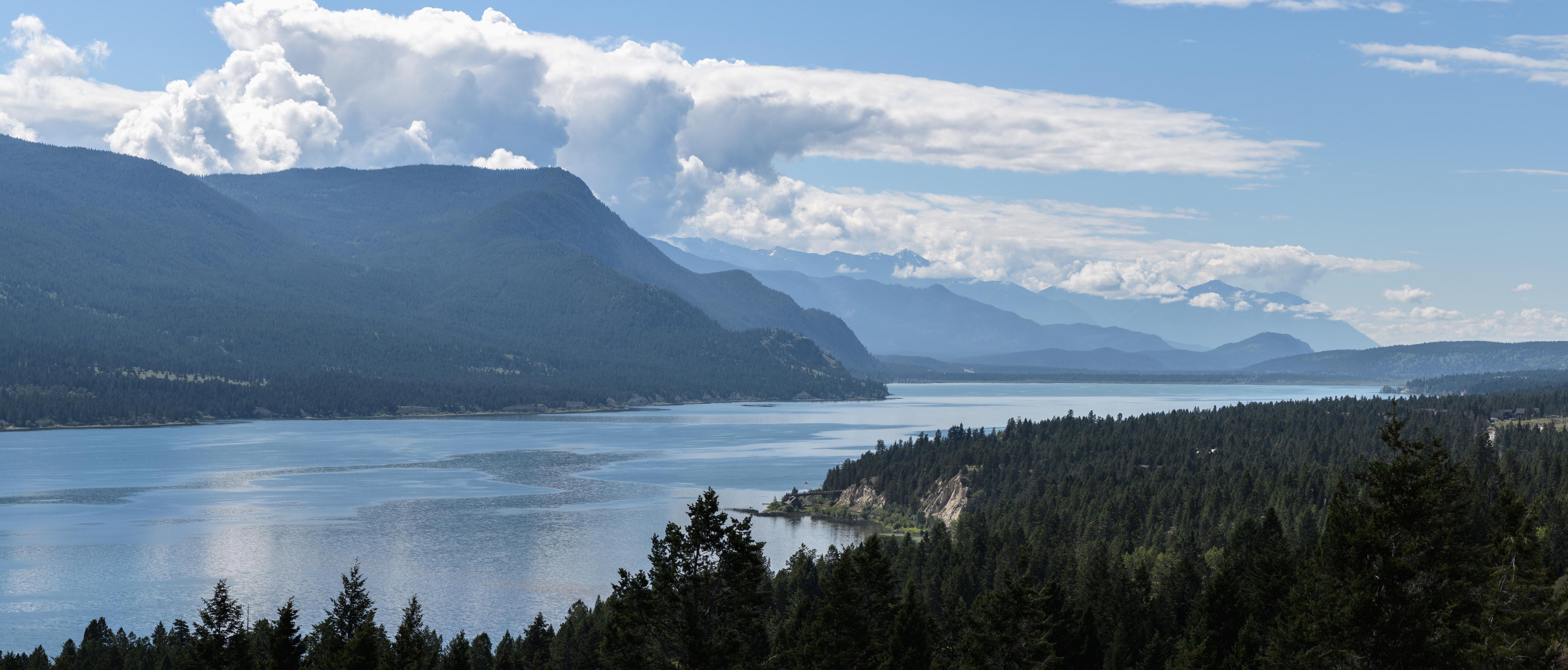 Spritzschutz-Morgennebel über den Gipfeln des Fairmont Ridge