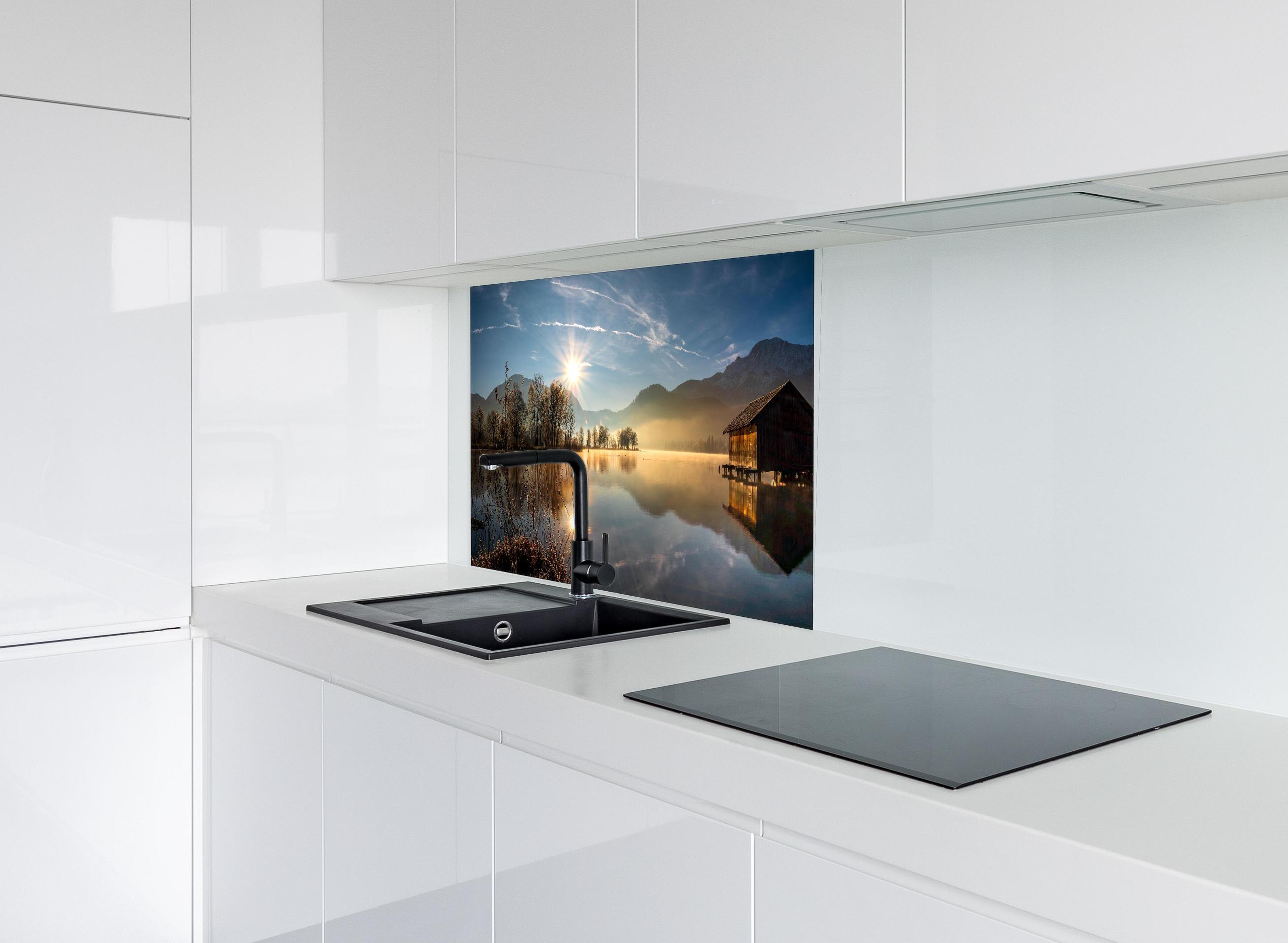 Spritzschutz - Morgensonnenblick auf den Bayerischen Kochelsee hinter modernem schwarz-matten Spülbecken in weißer Hochglanz-Küche