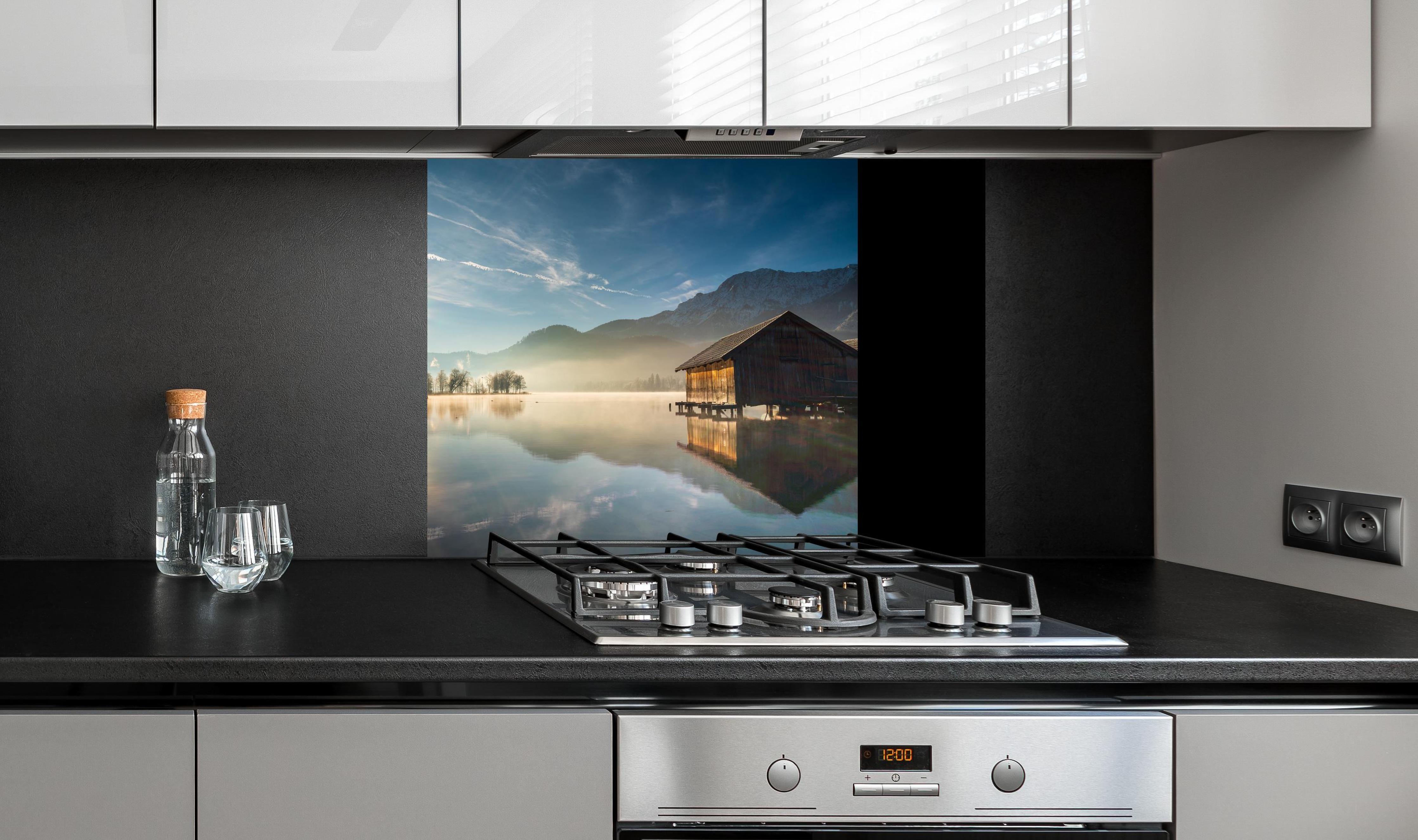 Spritzschutz - Morgensonnenblick über Bayerischen Kochelsee an edler Anthrazit-Wand hinter silbernem Gasherd